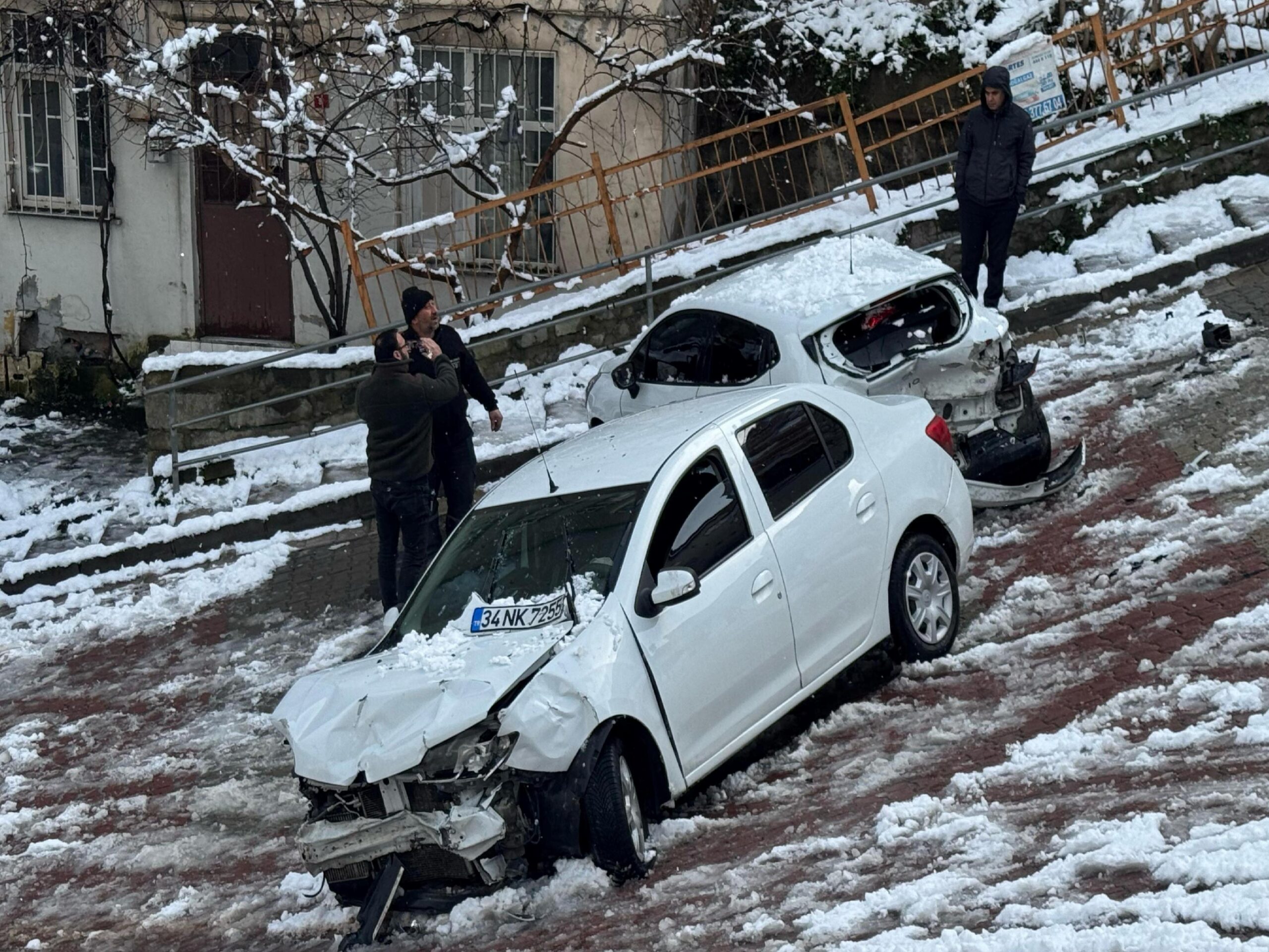 Kağıthane’de kar nedeniyle yokuşta kayan otomobil park halindeki araca çarptı haberi