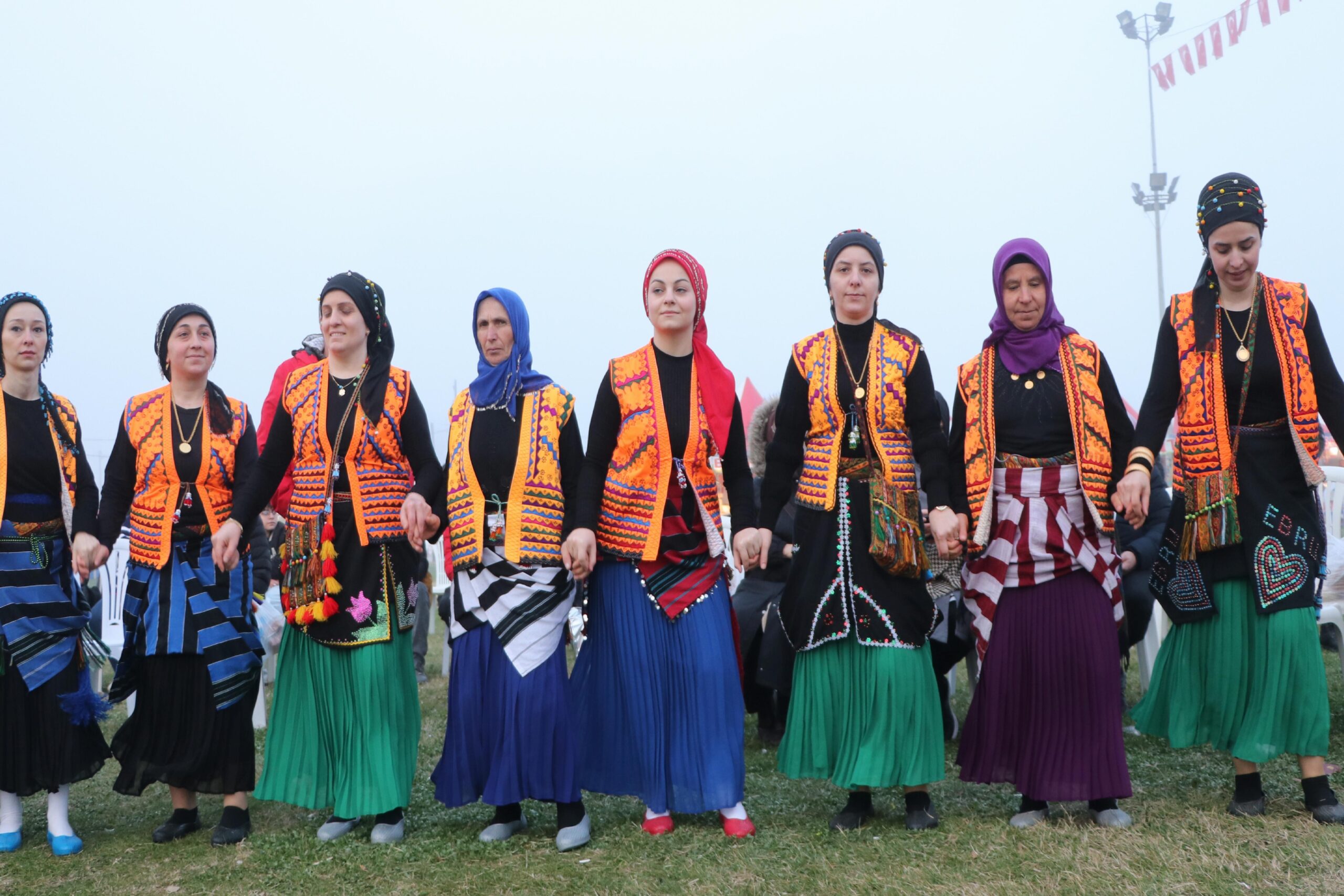 Karadenizli kadınlar yöresel kıyafetleriyle Tekirdağ’da şenliklere renk katıyor haberi