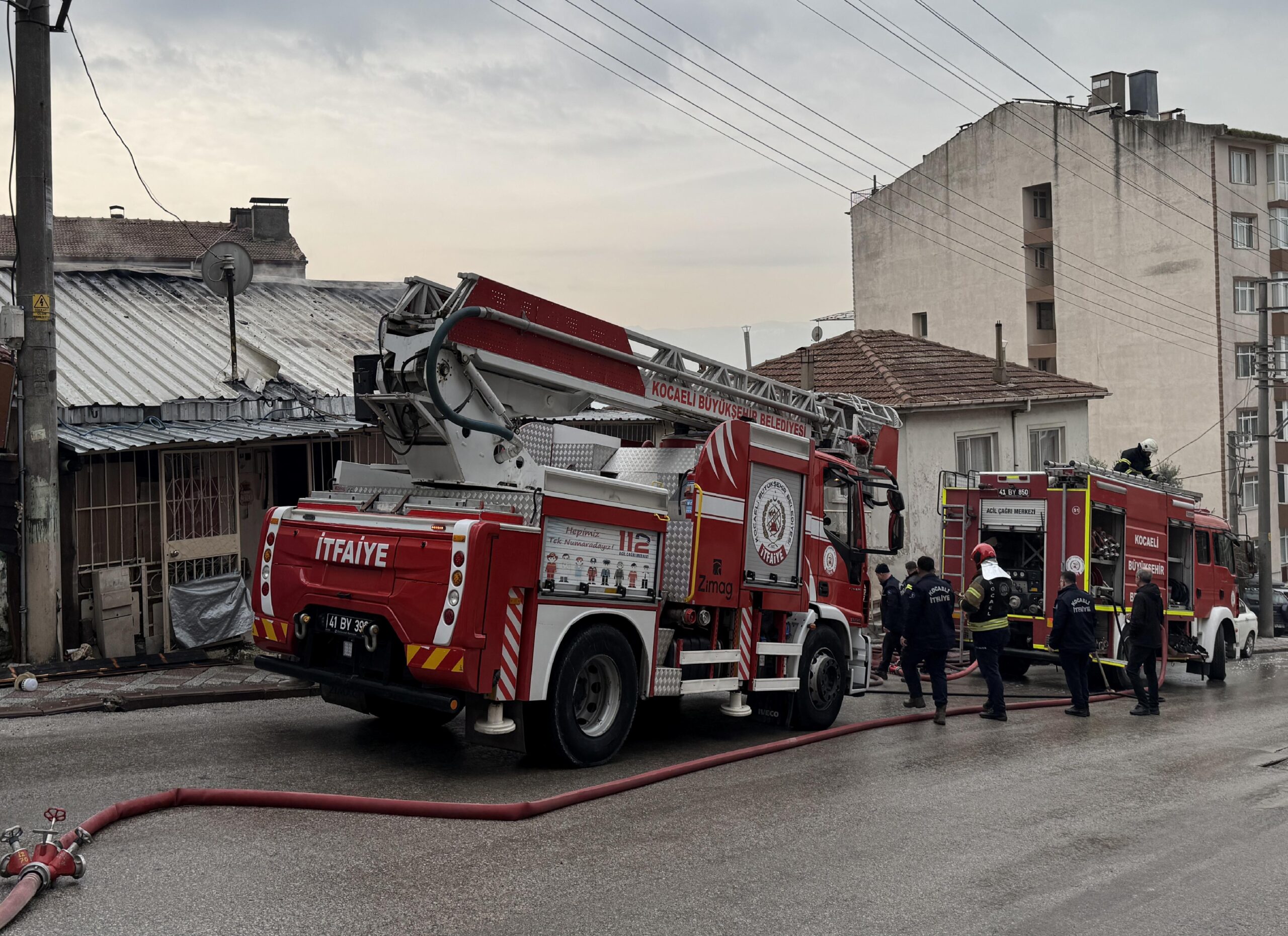 Kocaeli’de evin çatısında çıkan yangın söndürüldü haberi