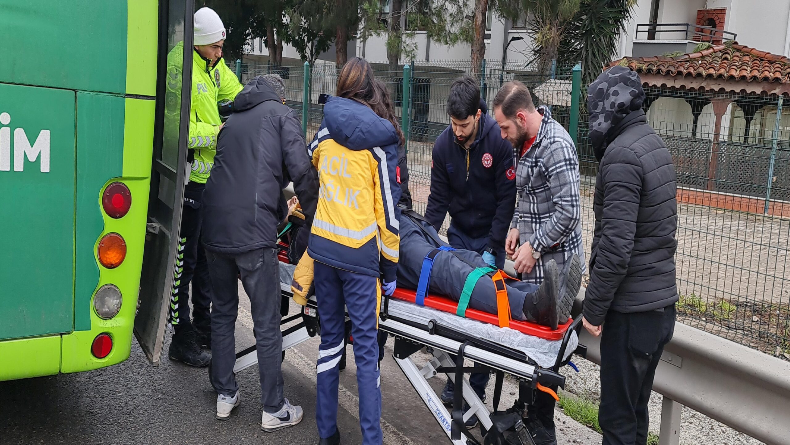 Kocaeli’de sürücüsü direksiyon başında fenalaşan otobüsü yolcunun durdurması kamerada haberi