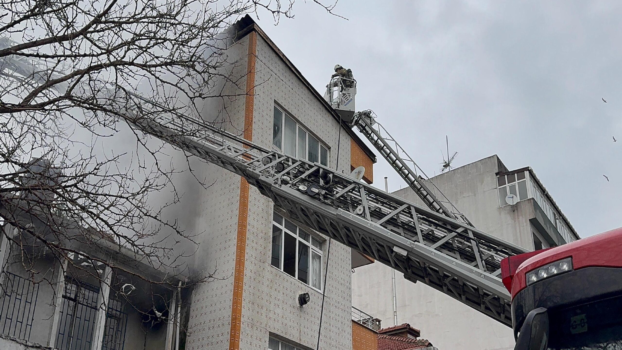 Küçükçekmece’de 2 katlı binada çıkan yangın söndürüldü haberi