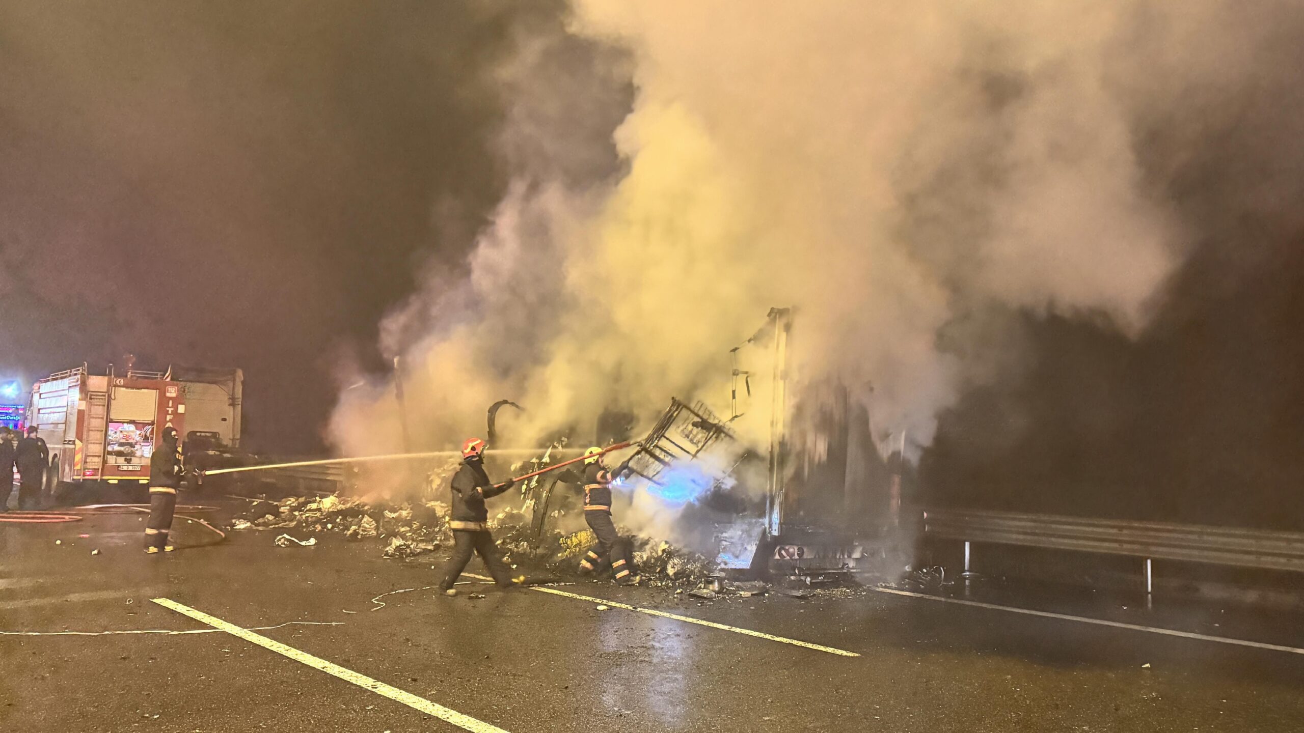 Kuzey Marmara Otoyolu’nun Ankara istikameti Akyazı kesiminde tır yangını nedeniyle trafik tek şeritten sağlanıyor haberi