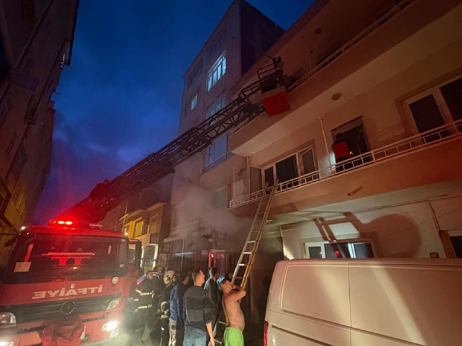 Lüleburgaz’da bir apartman dairesinde çıkan yangında mahsur kalan 13 kişi kurtarıldı haberi