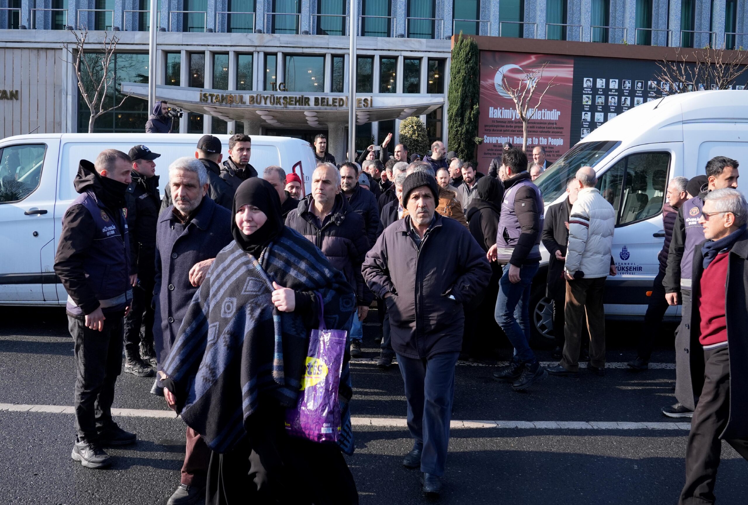 Minibüsleri 8+1 taksiye dönüşen esnaftan İBB önünde eylem haberi