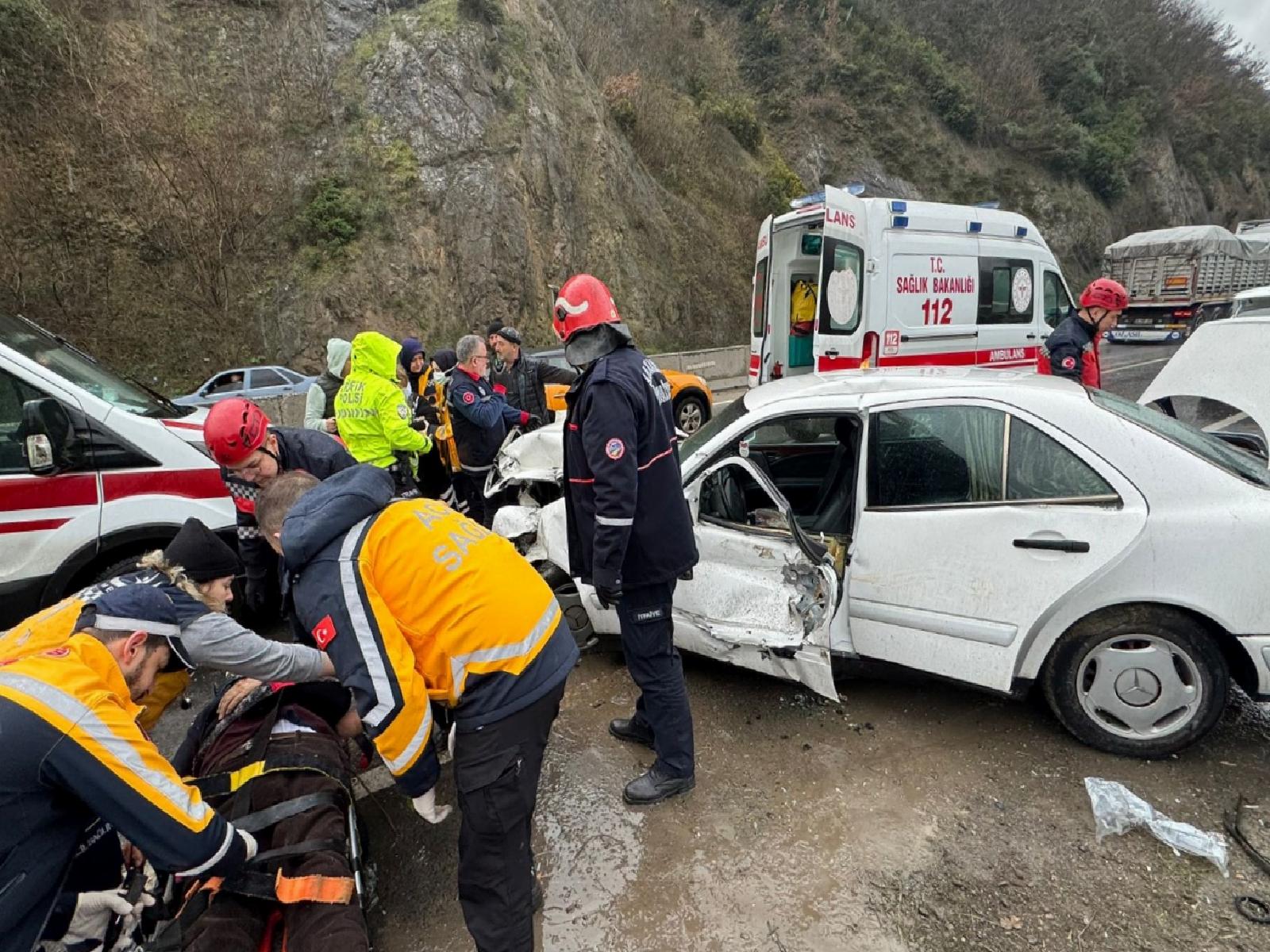 Sakarya’da bariyere çarpan otomobildeki yaşlı çift yaralandı haberi