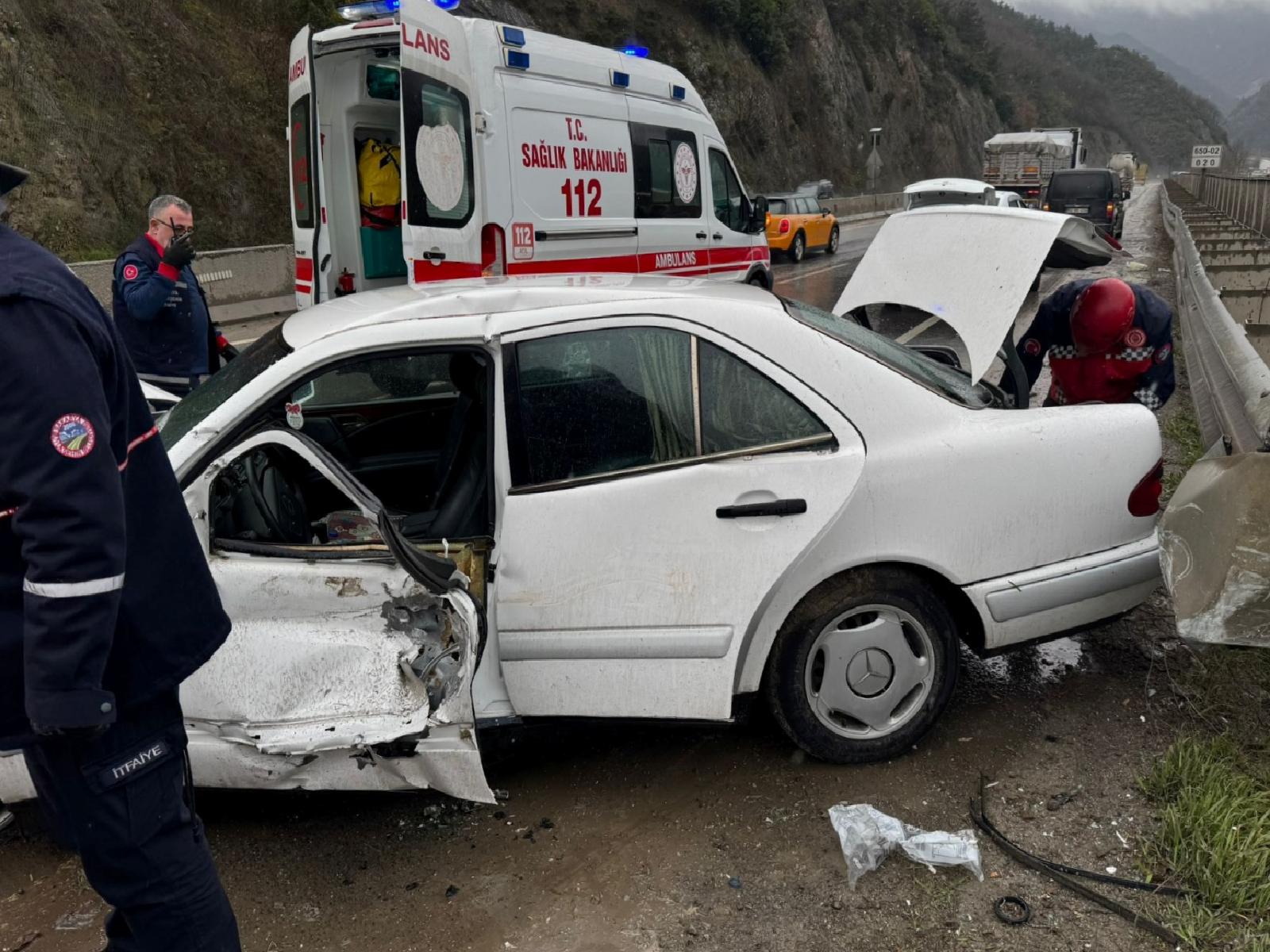 Sakarya’da bariyere çarpan otomobilin sürücüsü öldü haberi