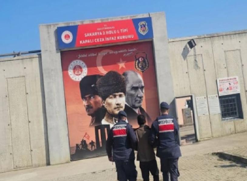 Sakarya’da firari hükümlü saklandığı çukurda yakalandı haberi