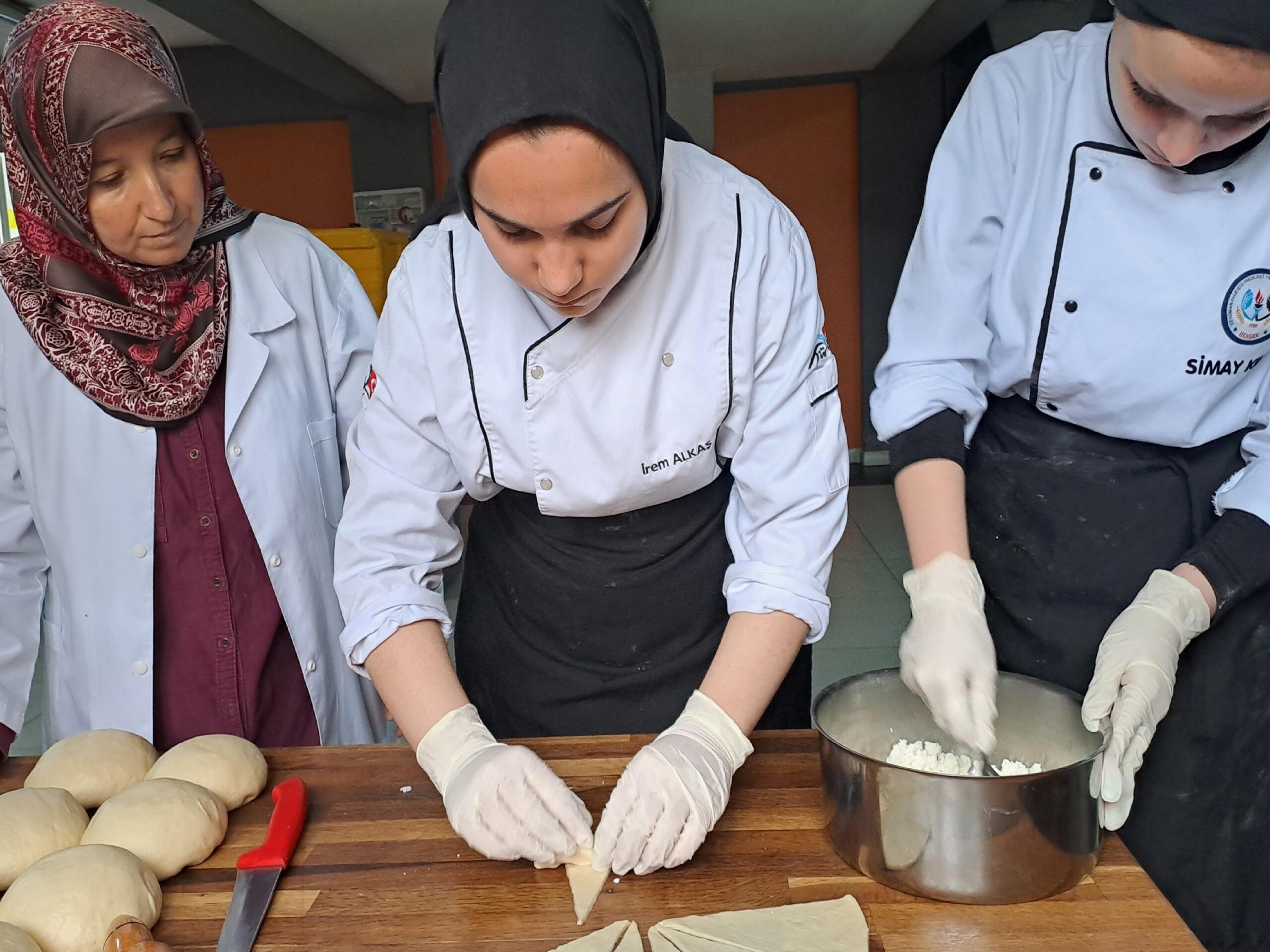 Sakarya’da geleceğin aşçıları taşımalı öğrencilere yemek hazırlıyor haberi