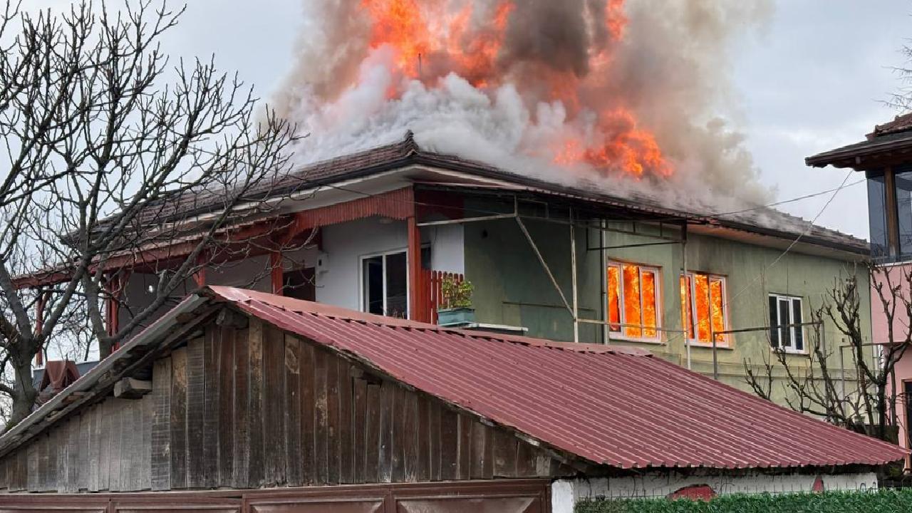 Sakarya’da iki katlı evde çıkan yangın söndürüldü haberi