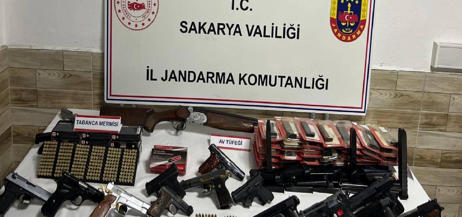 Sakarya’da kaçakçılık operasyonunda 14 ruhsatsız silah ele geçirildi haberi