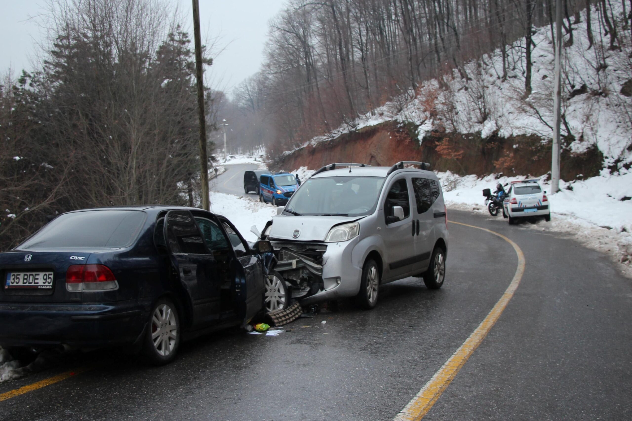 Sakarya’da otomobille hafif ticari aracın çarpıştığı kazada 5 kişi yaralandı haberi