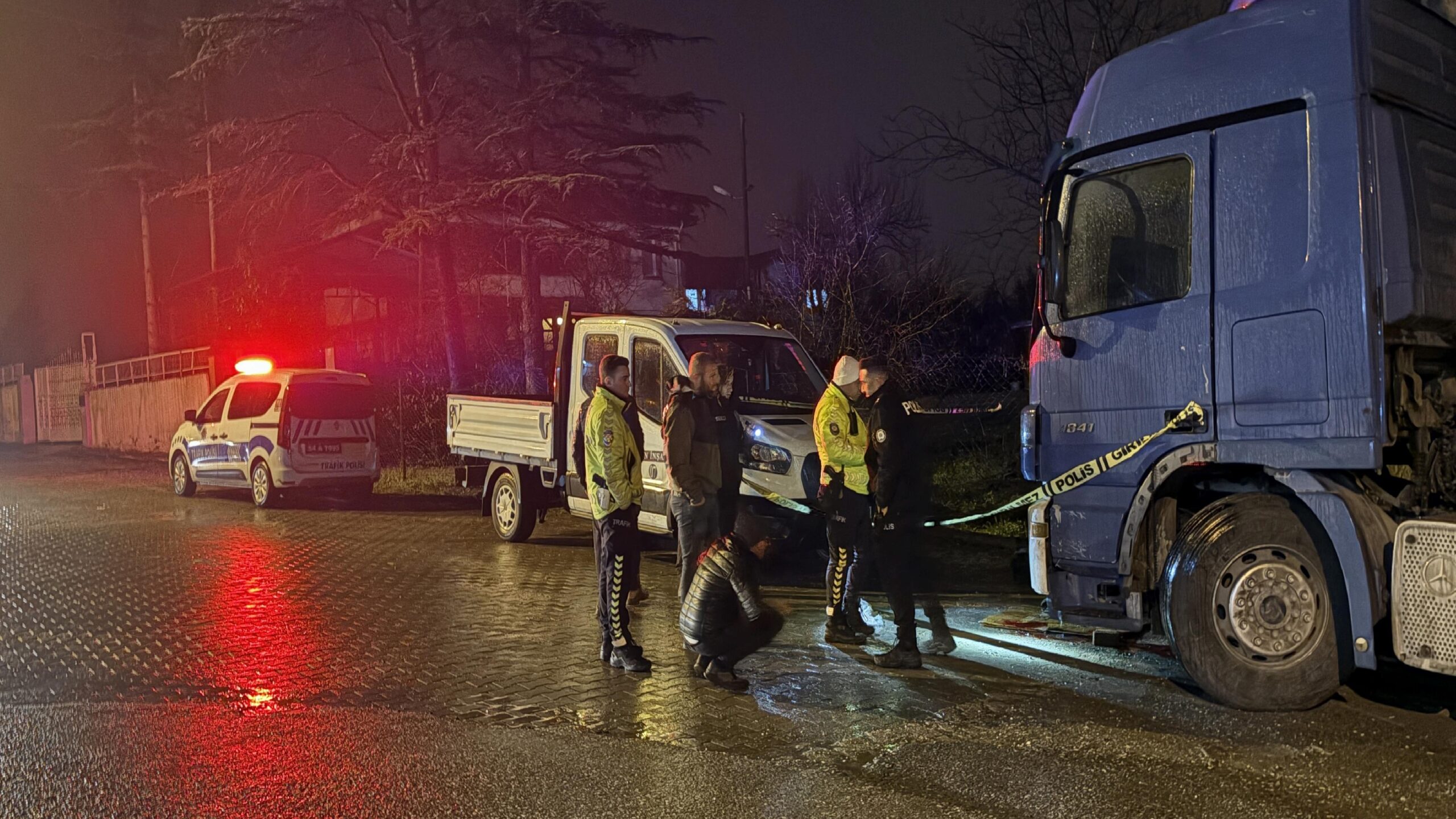 Sakarya’da tamir ettiği tırın altında kalan kişi  yaralandı haberi