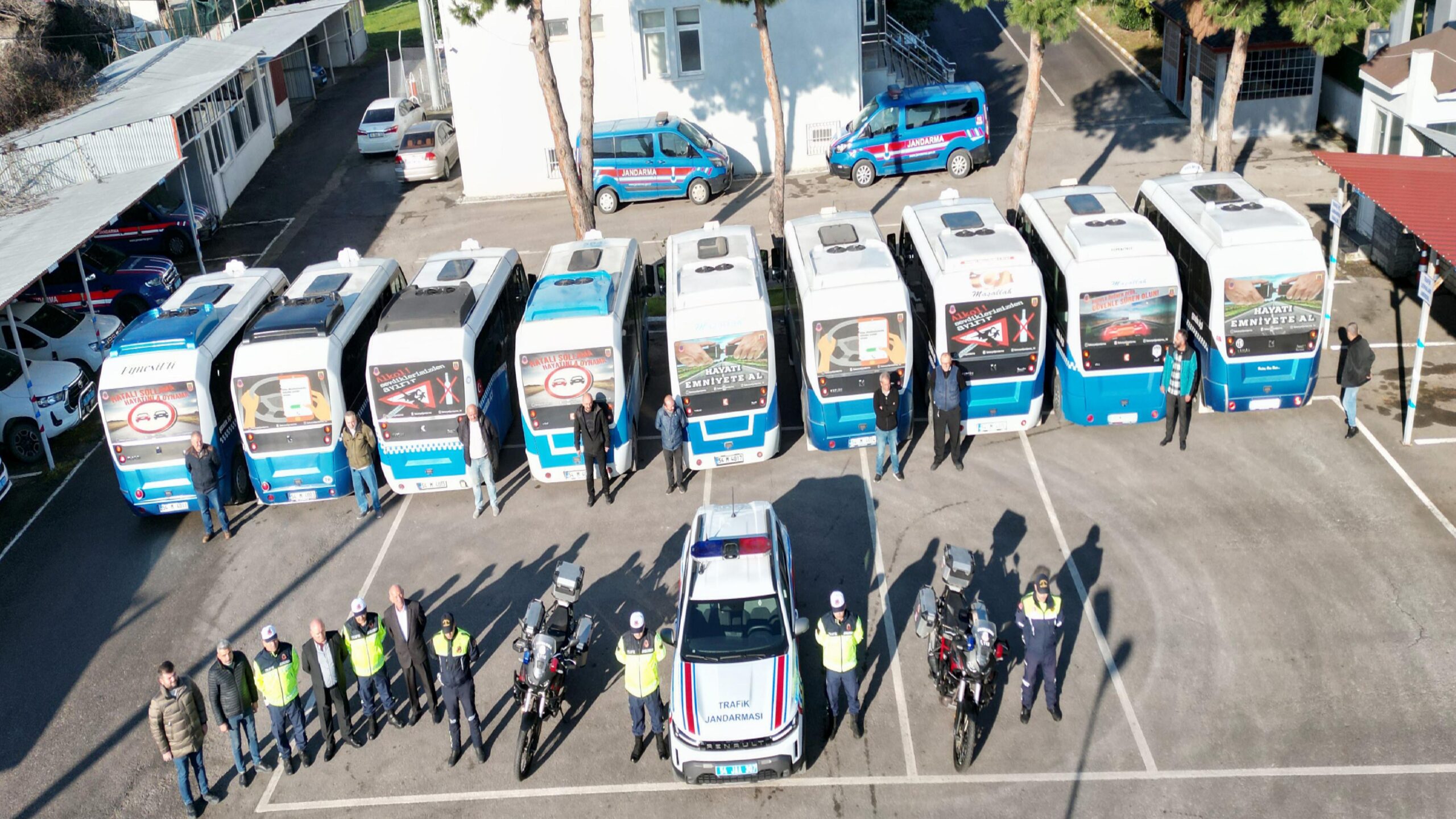 Sakarya’da trafik güvenliği konusunda farkındalık için minibüslerin camları afişle kaplandı haberi