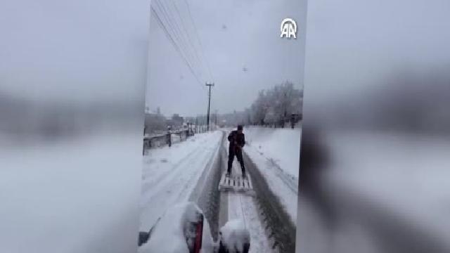 Sakarya’da vatandaşların karda palet ve araç lastiğiyle kayması cep telefonuyla kaydedildi haberi