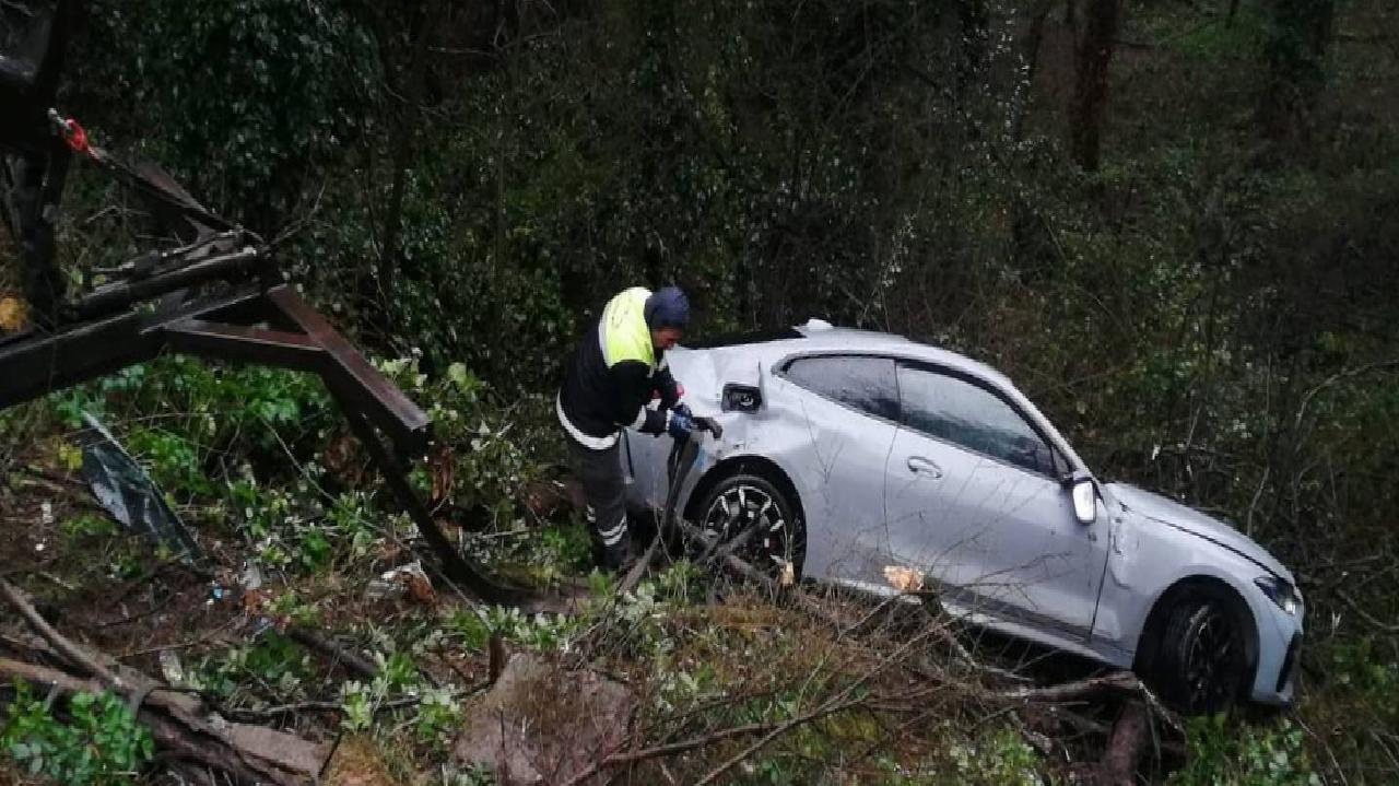 Sarıyer’de ağaçlık alana düşen otomobilin sürücüsü kazayı yara almadan atlattı haberi