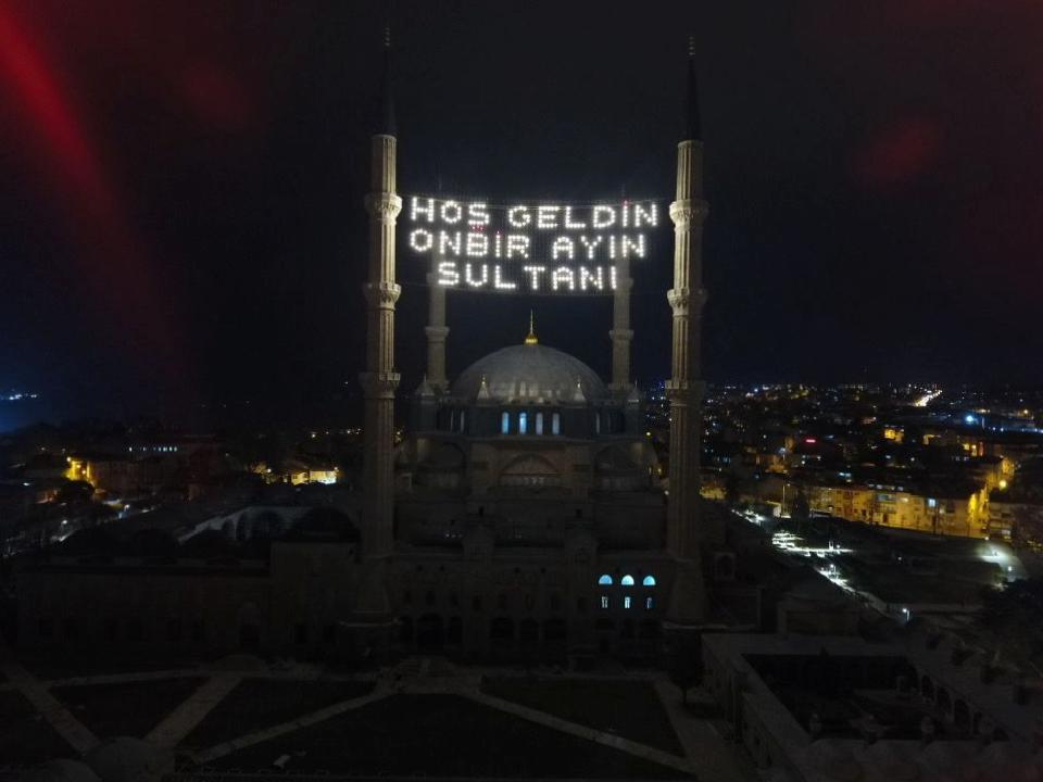 Selimiye Camisi’ne “Hoş geldin on bir ayın sultanı” yazılı mahya asıldı haberi