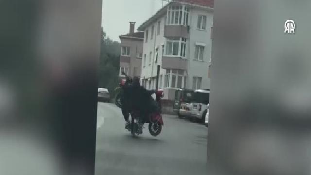 Şile’de motosikletin üzerinde tehlikeli şekilde motosiklet taşınması cep telefonu kamerasında haberi