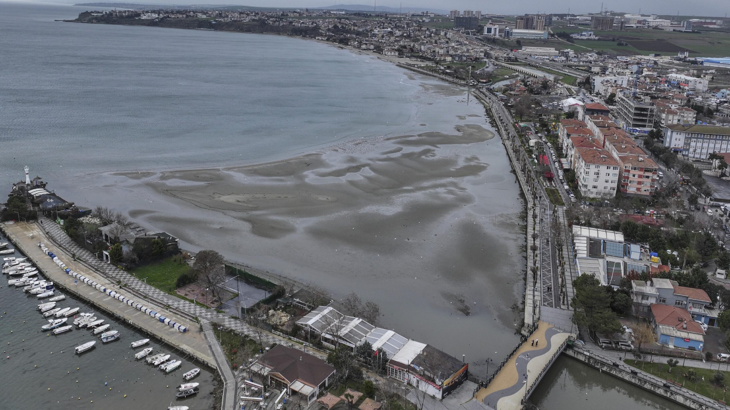 Silivri’de deniz suyu çekildi haberi