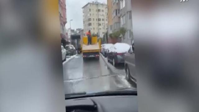 Şişli’de belediye ekibi araçların üzerine kürekle tuz attı haberi