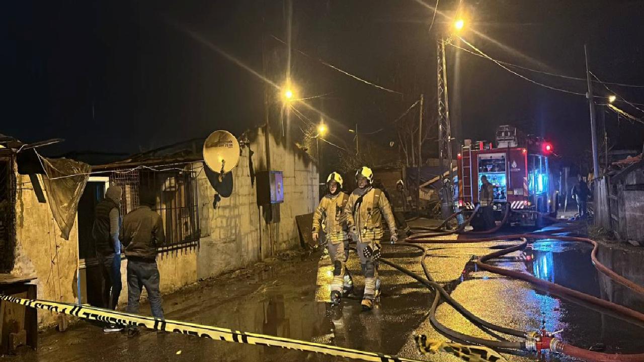 Sultangazi’de gecekondudan atölyeye sıçrayan yangın söndürüldü haberi