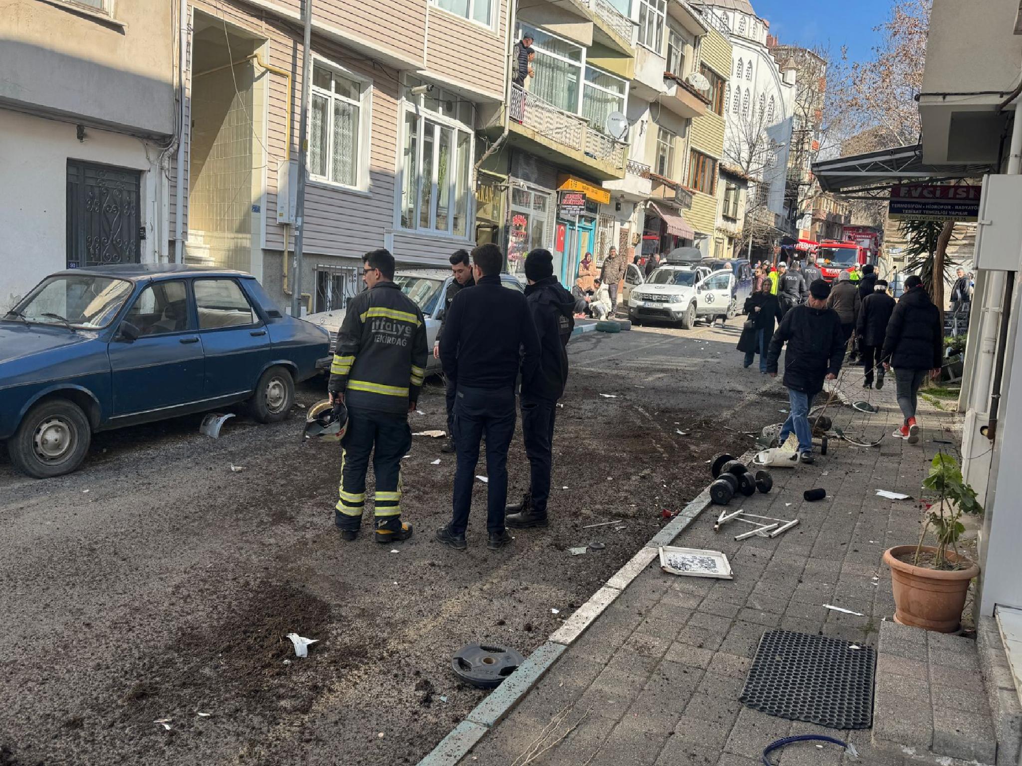 Tekirdağ’da 5’inci kattaki evinin balkonundan eşyaları atarak etrafa zarar veren kişi gözaltına alındı haberi