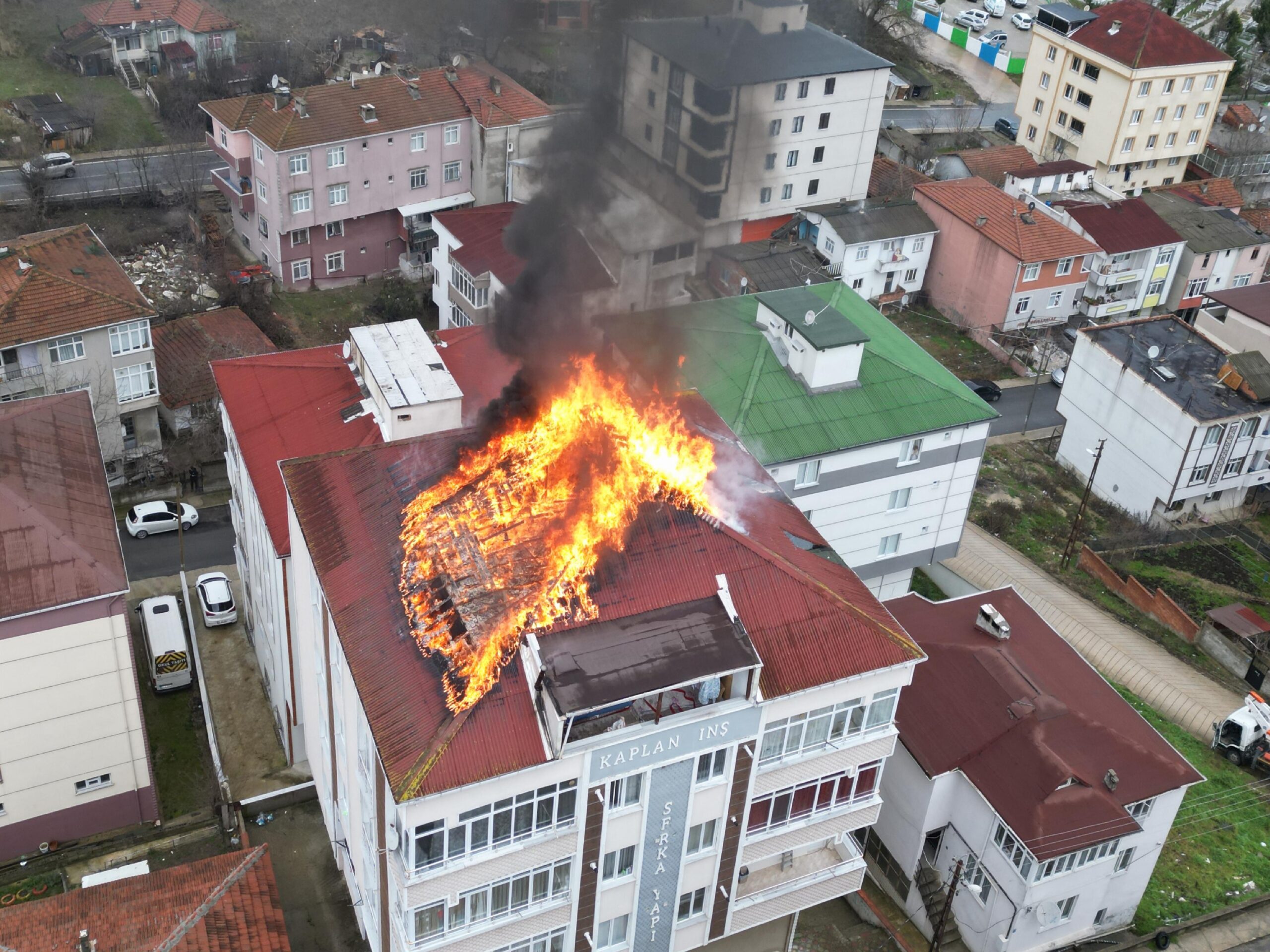 Tekirdağ’da apartmanın çatı katında çıkan yangın söndürüldü haberi