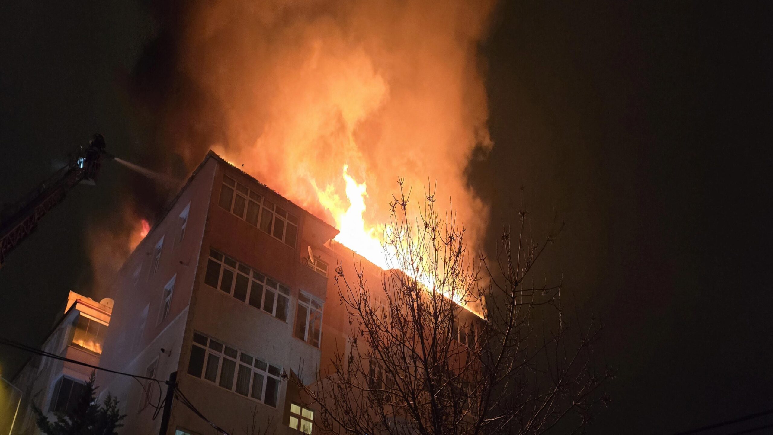 Tekirdağ’da bir apartmanda çıkan yangında 6 kişi dumandan etkilendi haberi