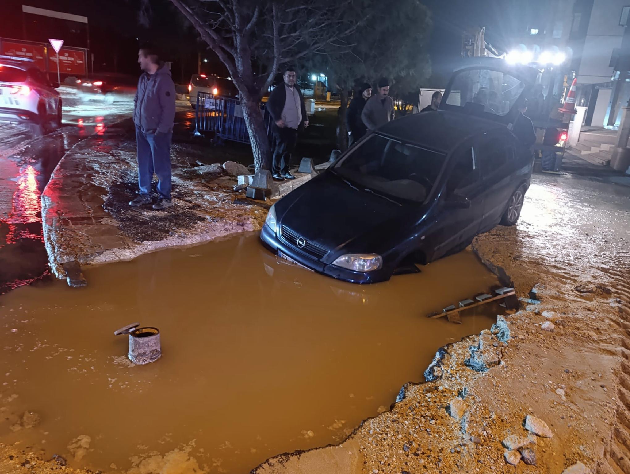 Tekirdağ’da içme suyu isale hattının patlamasıyla oluşan çukura otomobil düştü haberi