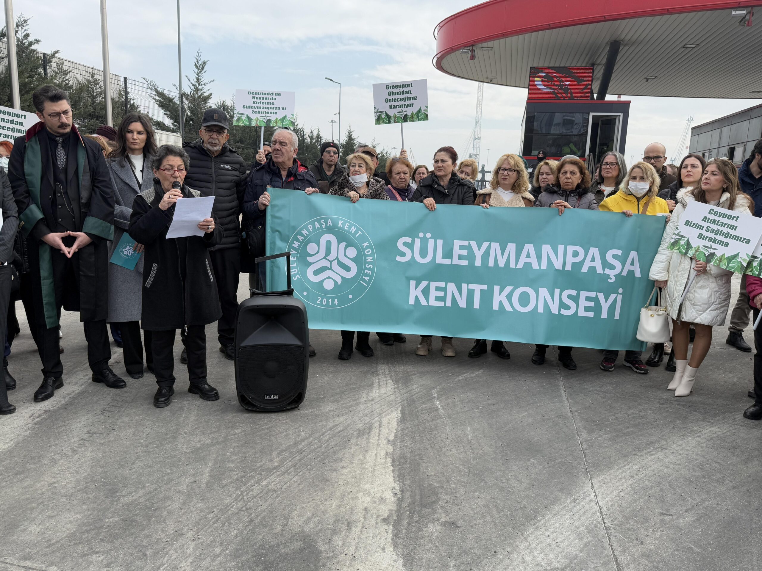 Tekirdağ’da kent konseyi üyeleri çevreyi kirlettiğini öne sürdükleri liman önünde eylem yaptı haberi