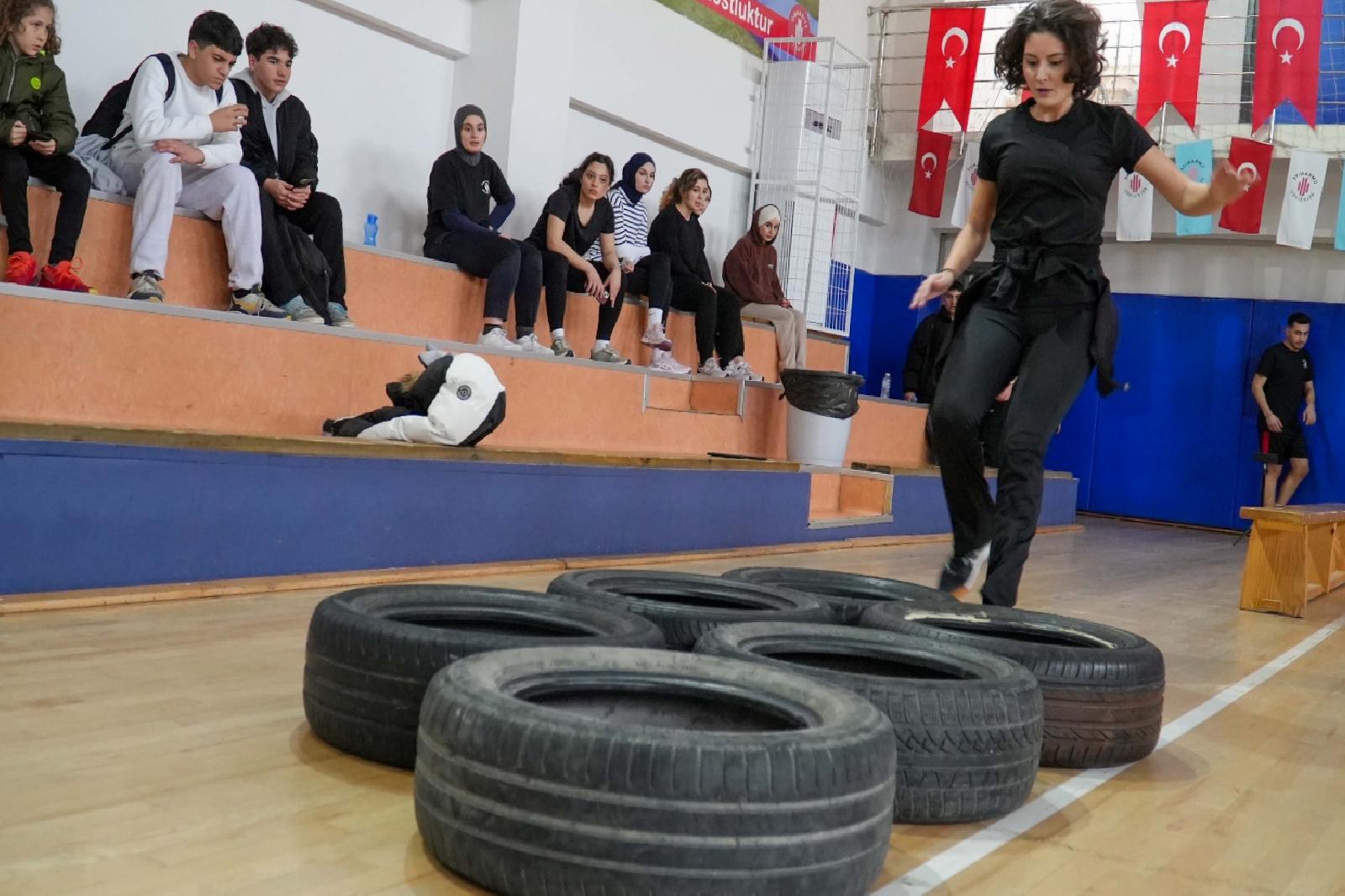 Ümraniye Belediyesi hazırlık kurslarıyla polis adaylarına destek oluyor haberi