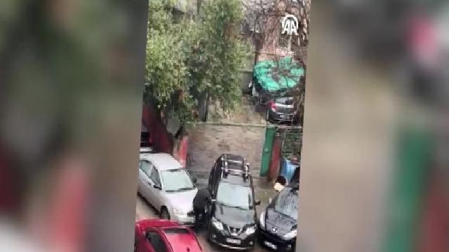 Üsküdar’da bir otomobilin aynaları ve sileceklerinin kırılması kamerada haberi