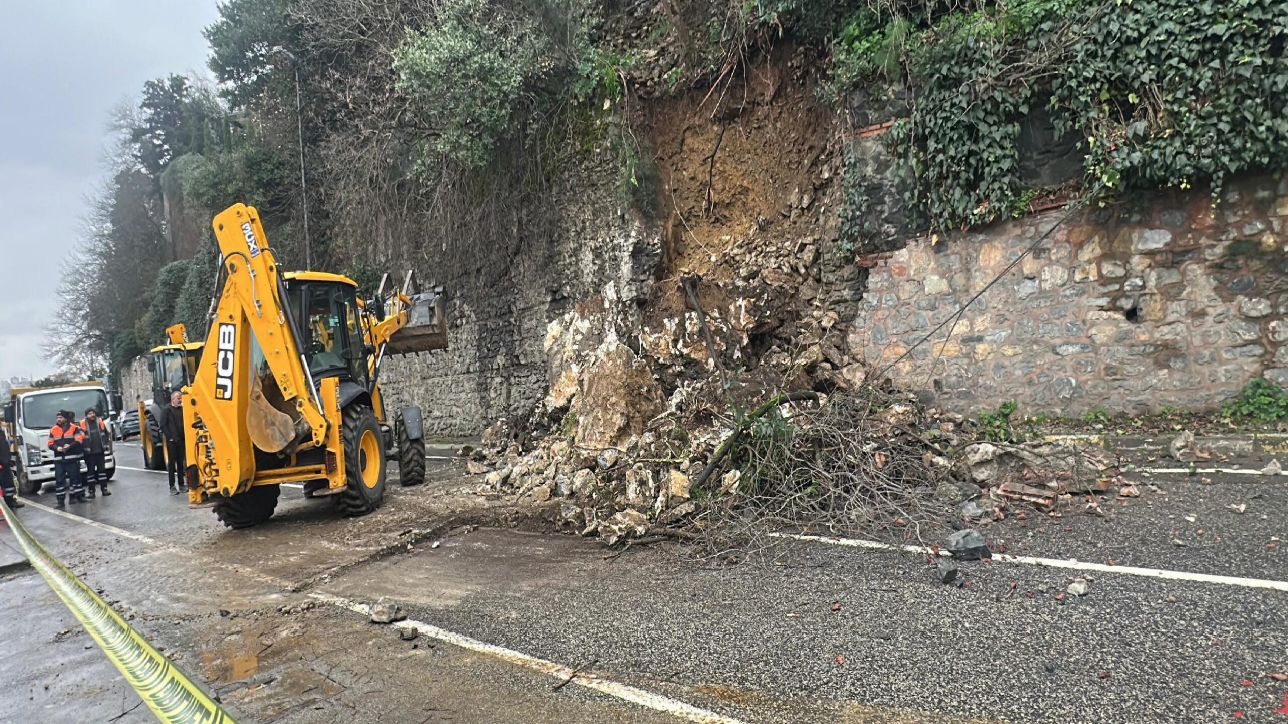 Üsküdar’da istinat duvarı çöktü haberi