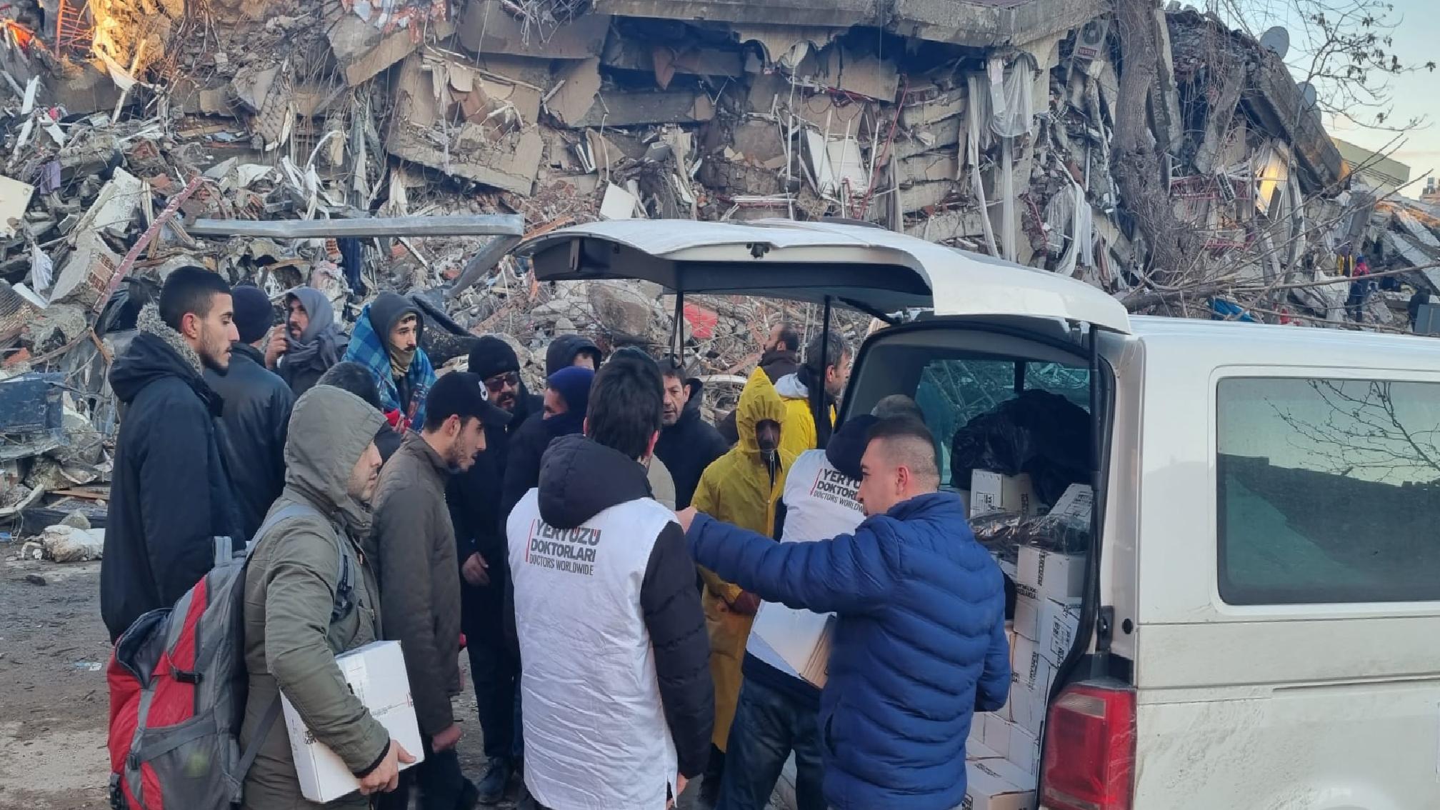 Yeryüzü Doktorlarından Hatay’daki konteyner kentlerdeki depremzedelere gıda desteği haberi