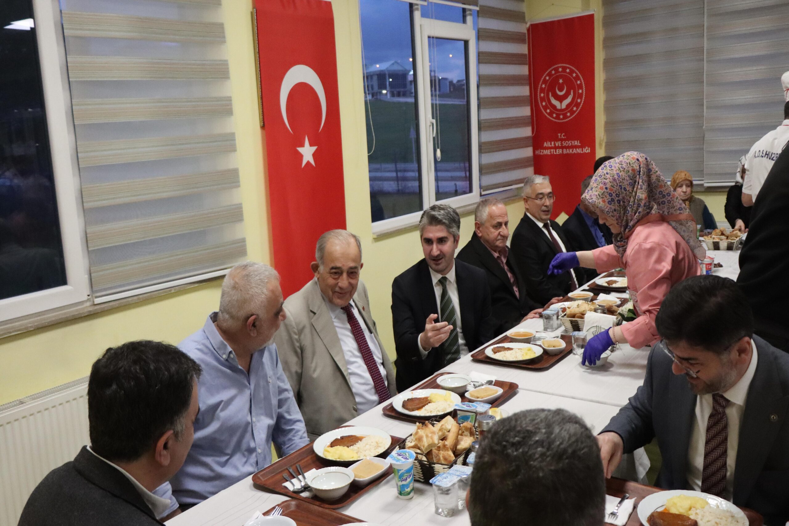 Aile ve Sosyal Hizmetler Bakan Yardımcısı Tarıkdaroğlu, huzurevi sakinleriyle iftar yaptı haberi