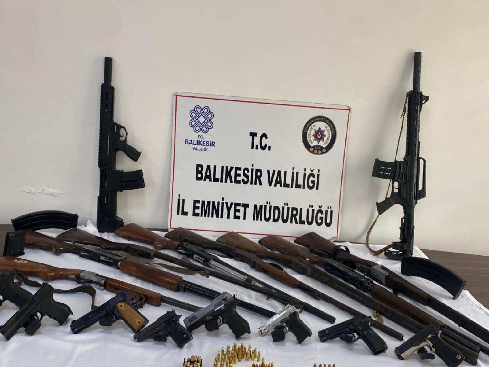 Balıkesir merkezli yasa dışı silah ticareti operasyonunda 7 zanlı yakalandı haberi