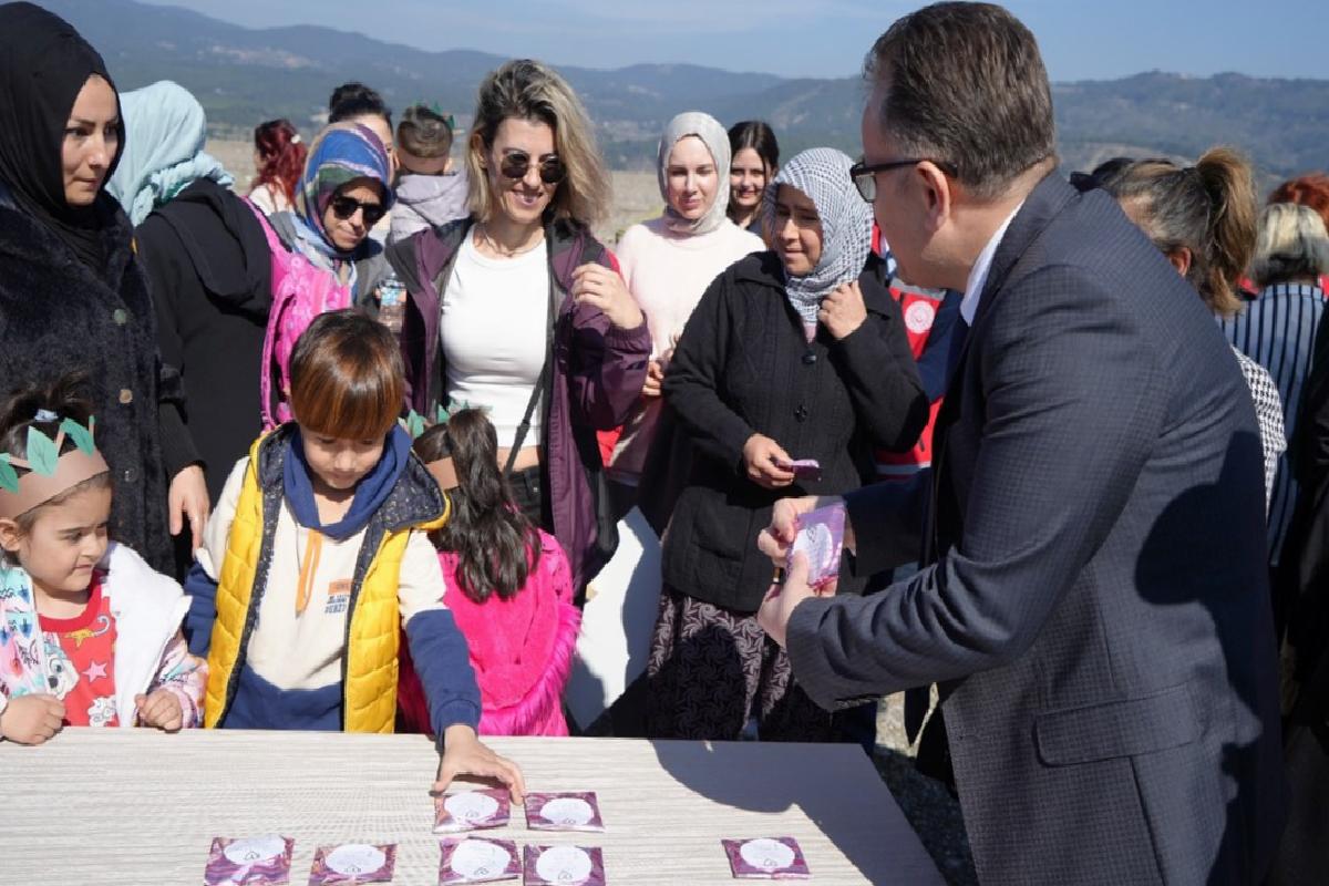 Balıkesir’de “Aile Yılı” etkinlikleri kapsamında lavanta fidesi dikimi gerçekleştirildi haberi