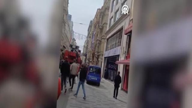 Beyoğlu’nda tarihi pasajda çıkan yangına müdahale ediliyor haberi