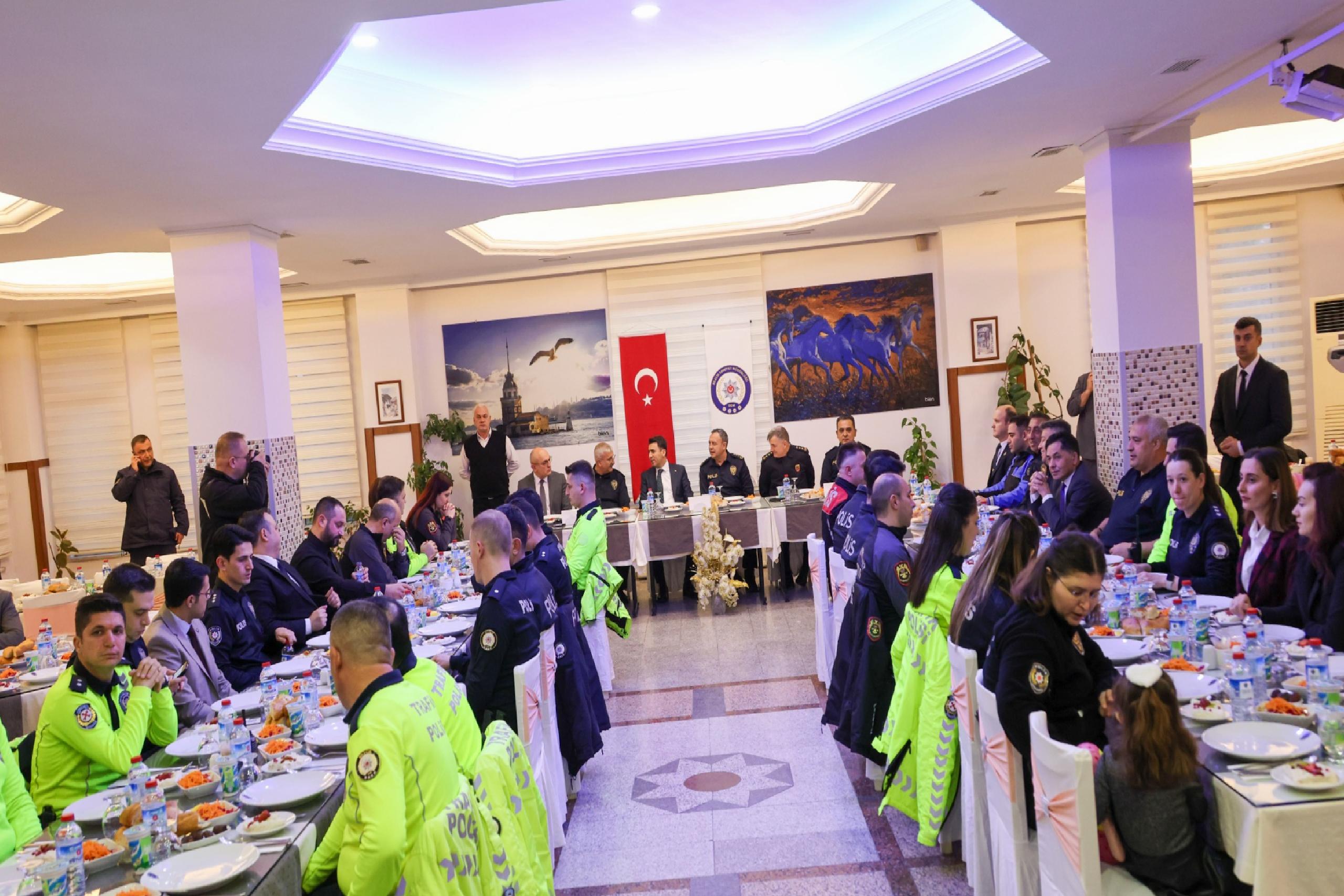 Bilecik Valisi Aygöl, emniyet personeliyle iftar yaptı haberi