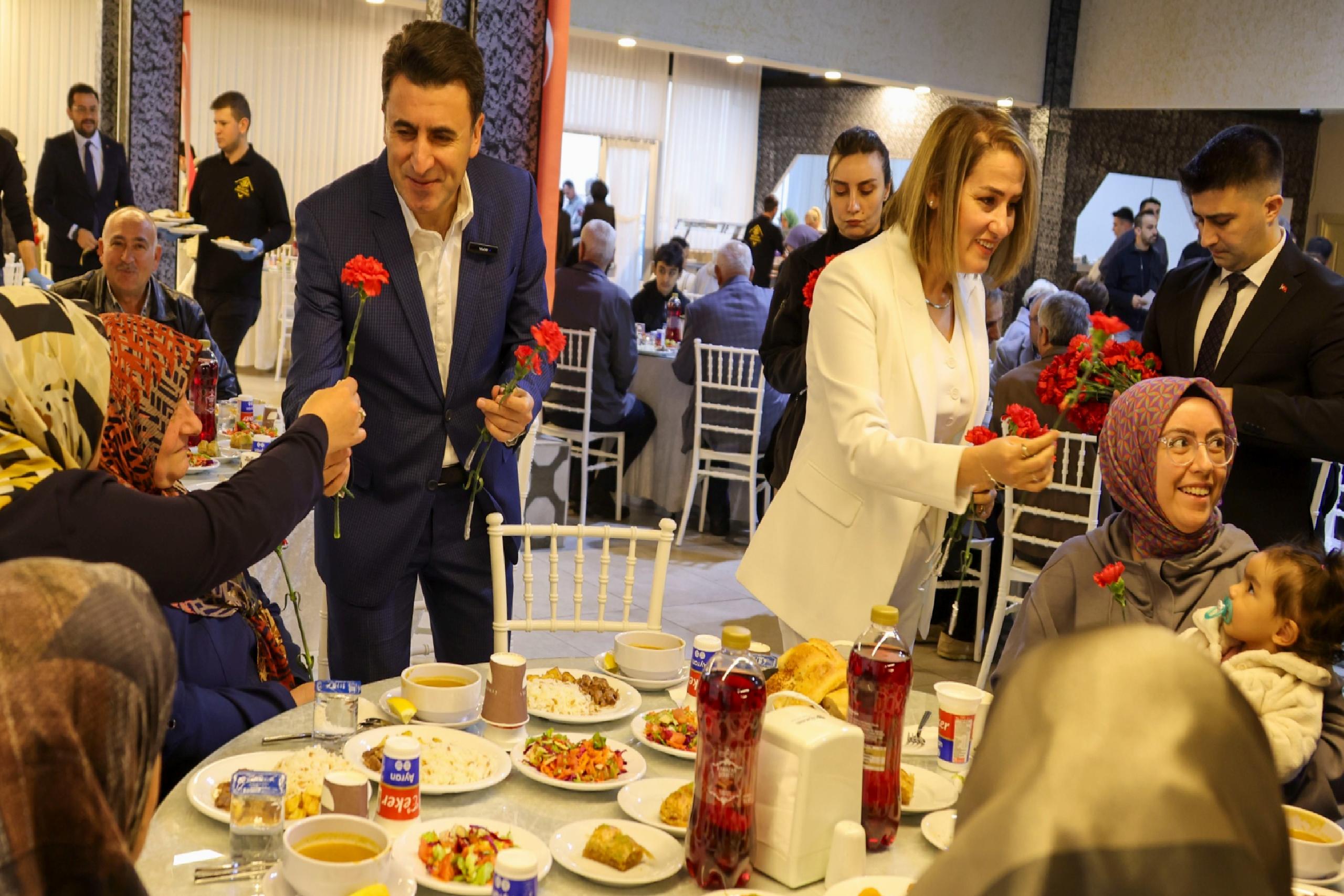 Bilecik Valisi Aygöl, uzun yıllardır evli çiftlerle iftarda buluştu haberi