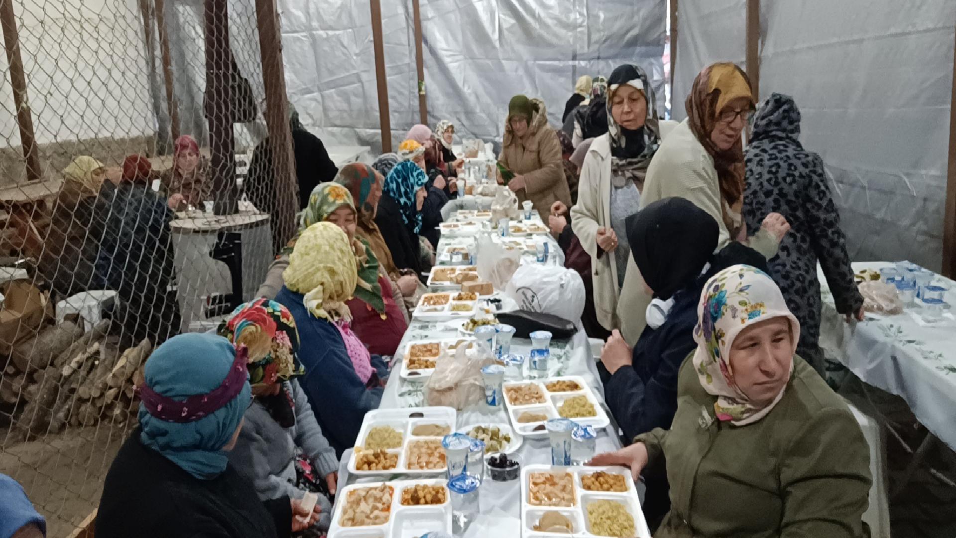 Bilecik’te köylüler 27 yıldır sırayla kurdukları iftar sofralarında buluşuyor haberi