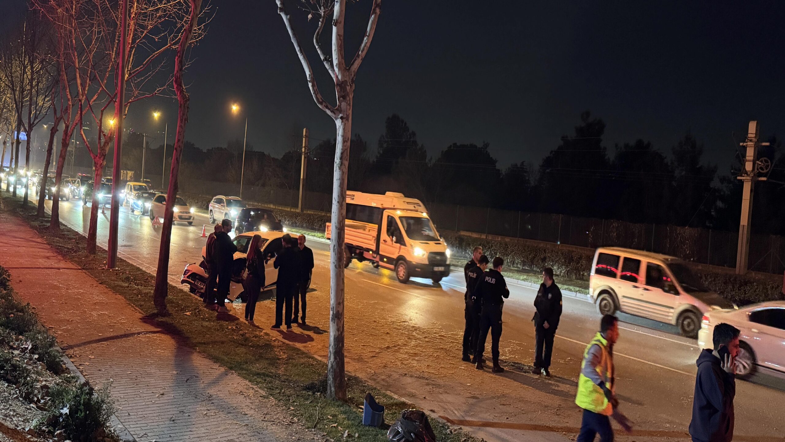 Bursa’da 3 aracın karıştığı zincirleme trafik kazasında 5 kişi yaralandı haberi