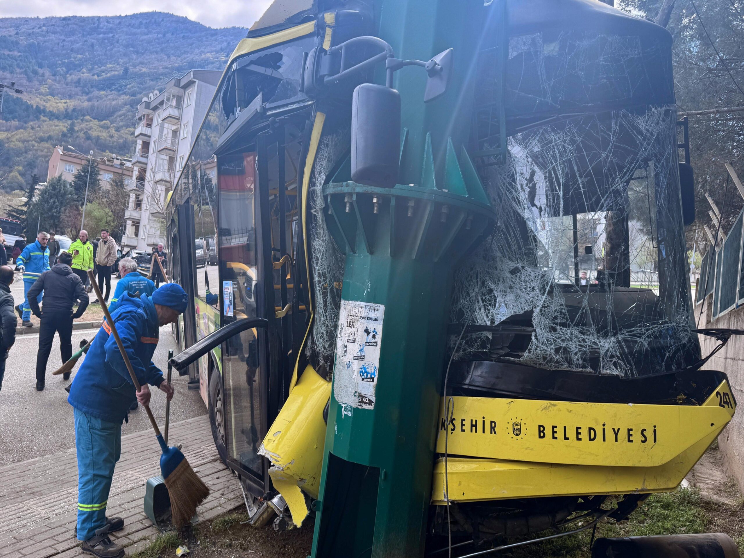 Bursa’da aydınlatma direğine çarpan halk otobüsündeki 8 kişi yaralandı haberi