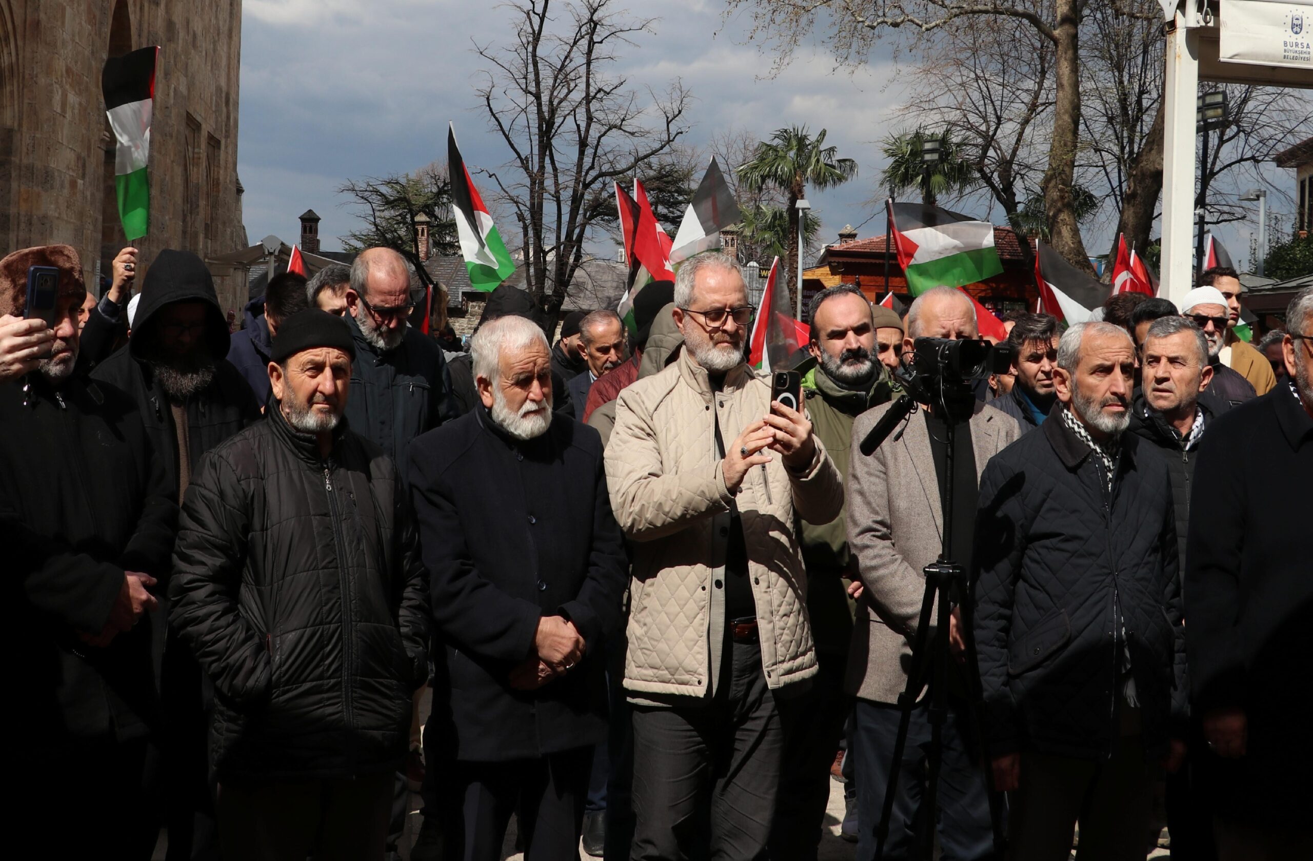 Bursa’da İsrail’in saldırılarında hayatını kaybedenler için gıyabi cenaze namazı kılındı haberi