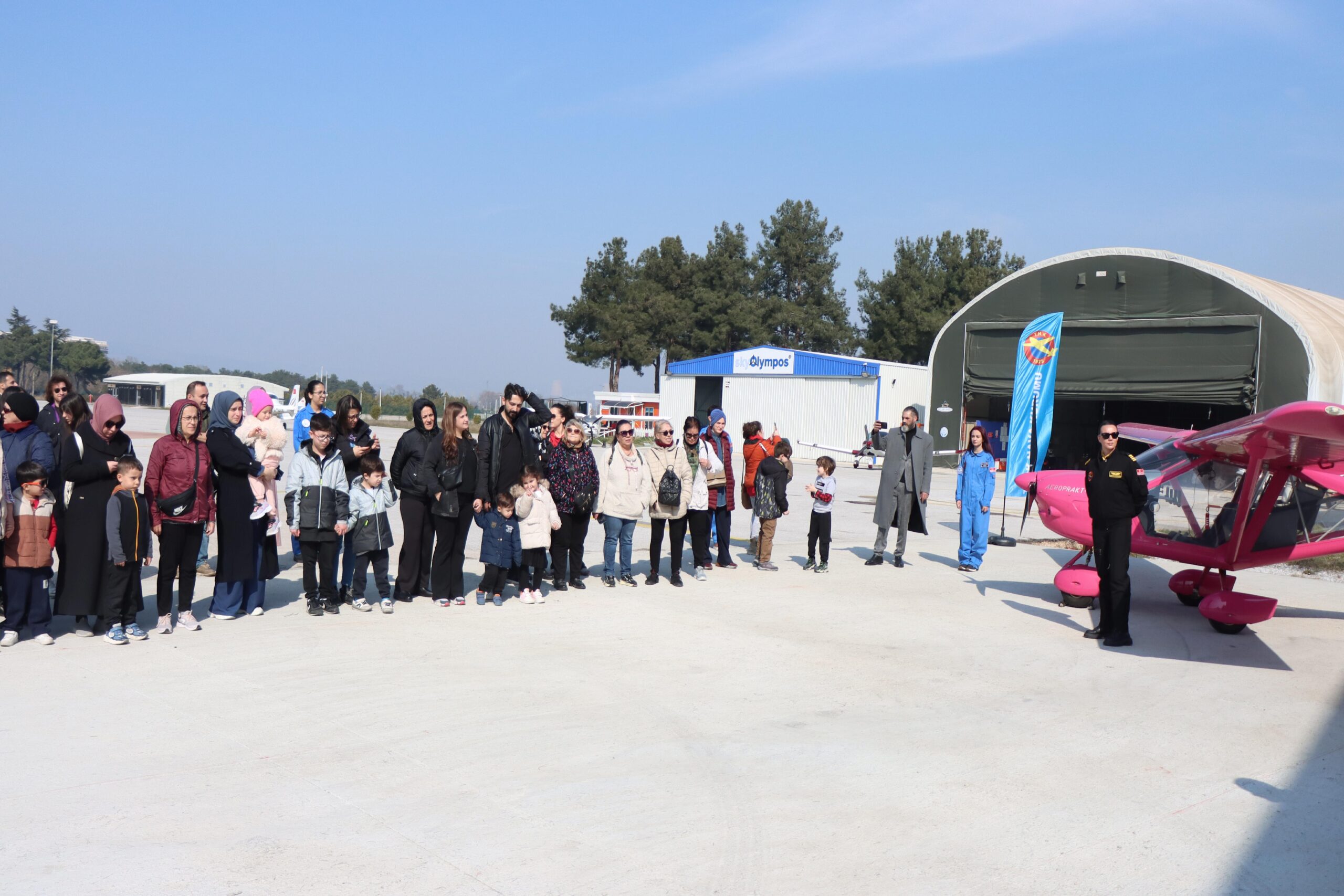 Bursa’da kadınlar ve çocuklar pembe kağıt uçak uçurdu haberi