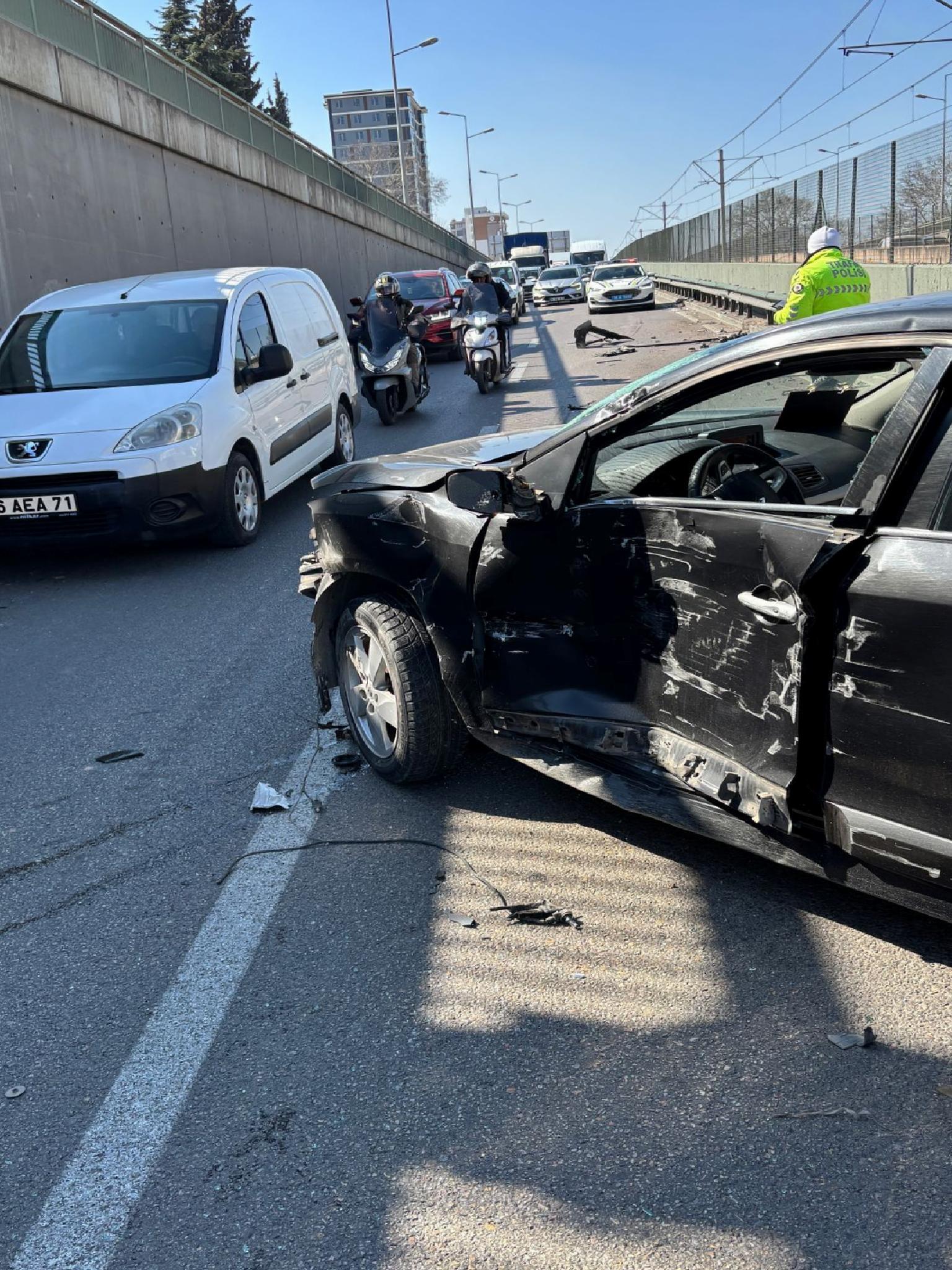 Bursa’da kamyon ile otomobilin çarpıştığı kazada Kestel İlçe Müftüsü Çelik yaralandı haberi