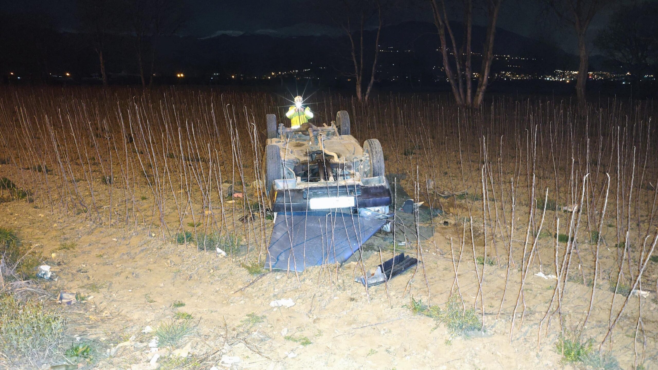 Bursa’da yoldan çıkıp tarlaya devrilen otomobildeki sürücü yaralandı haberi