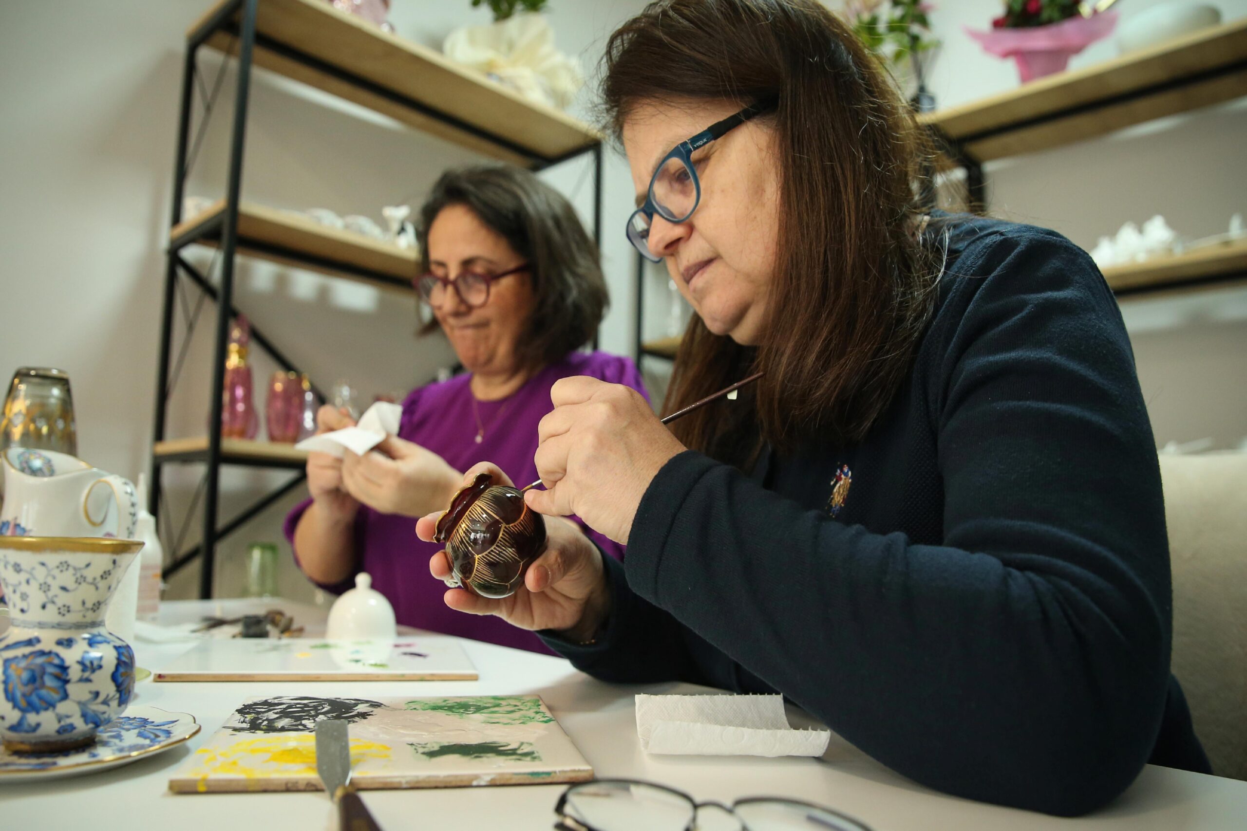 Cam ve porselenleri sanat eserine dönüştürüyorlar haberi