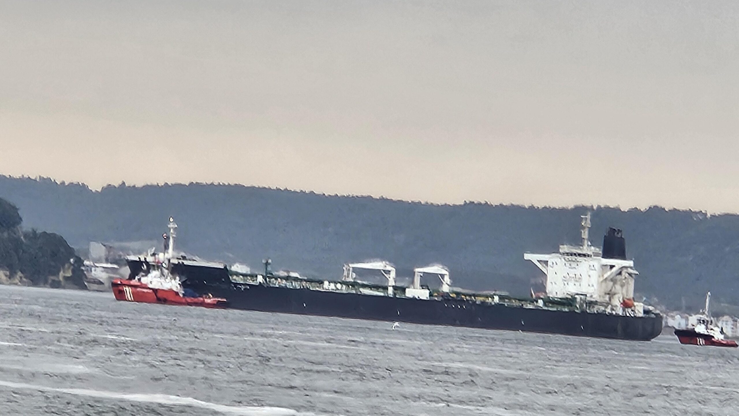 Çanakkale Boğazı’nda arızalanan tanker güvenli bölgeye demirletildi haberi