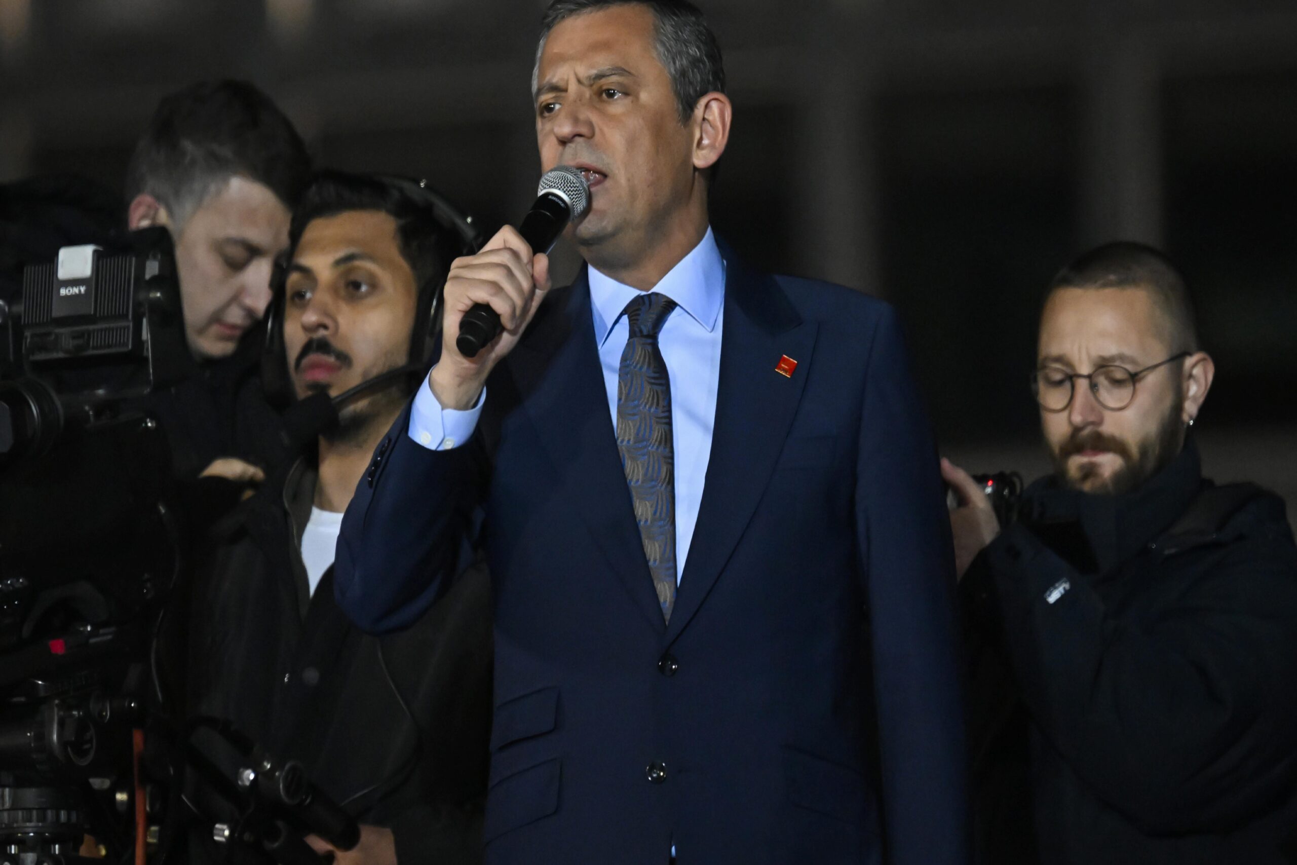 CHP Genel Başkanı Özel, İBB binası önünde toplananlara hitap etti: haberi