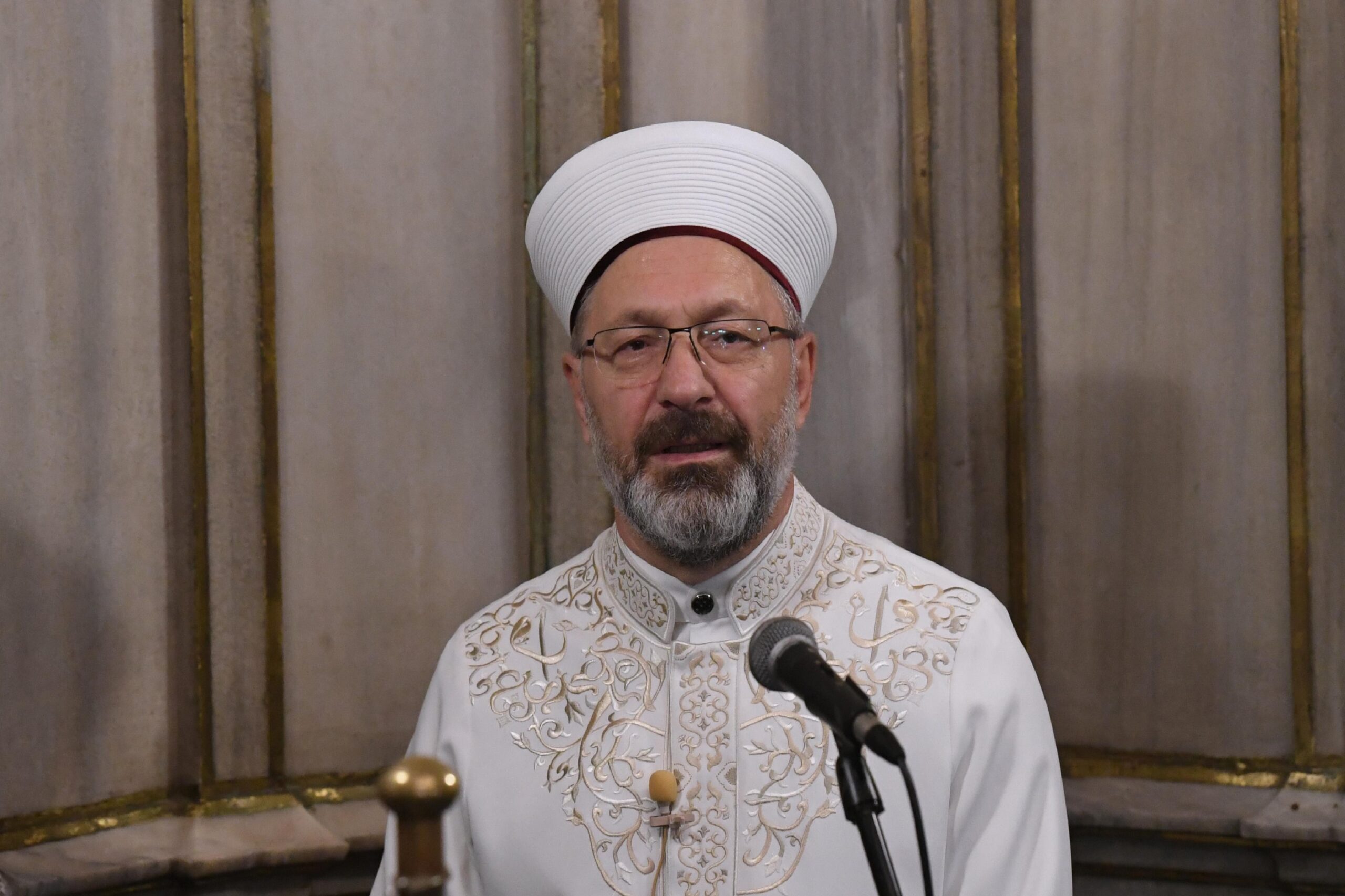 Diyanet İşleri Başkanı Erbaş, Eyüp Sultan Camisi’nde teravih namazını kıldırdı: haberi